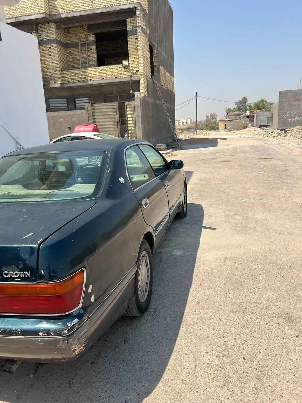 السلام عليكم 
بطه فصل للبيع لون نيلي 
السياره محركها زين فقط الباور يذب دهنه 
 بسمنه السنويه غير منتهيه 
السعر 40وبيها مجال 
مكان السياره ابو الخصيب حي العسكري 
لتواصل 
***********
