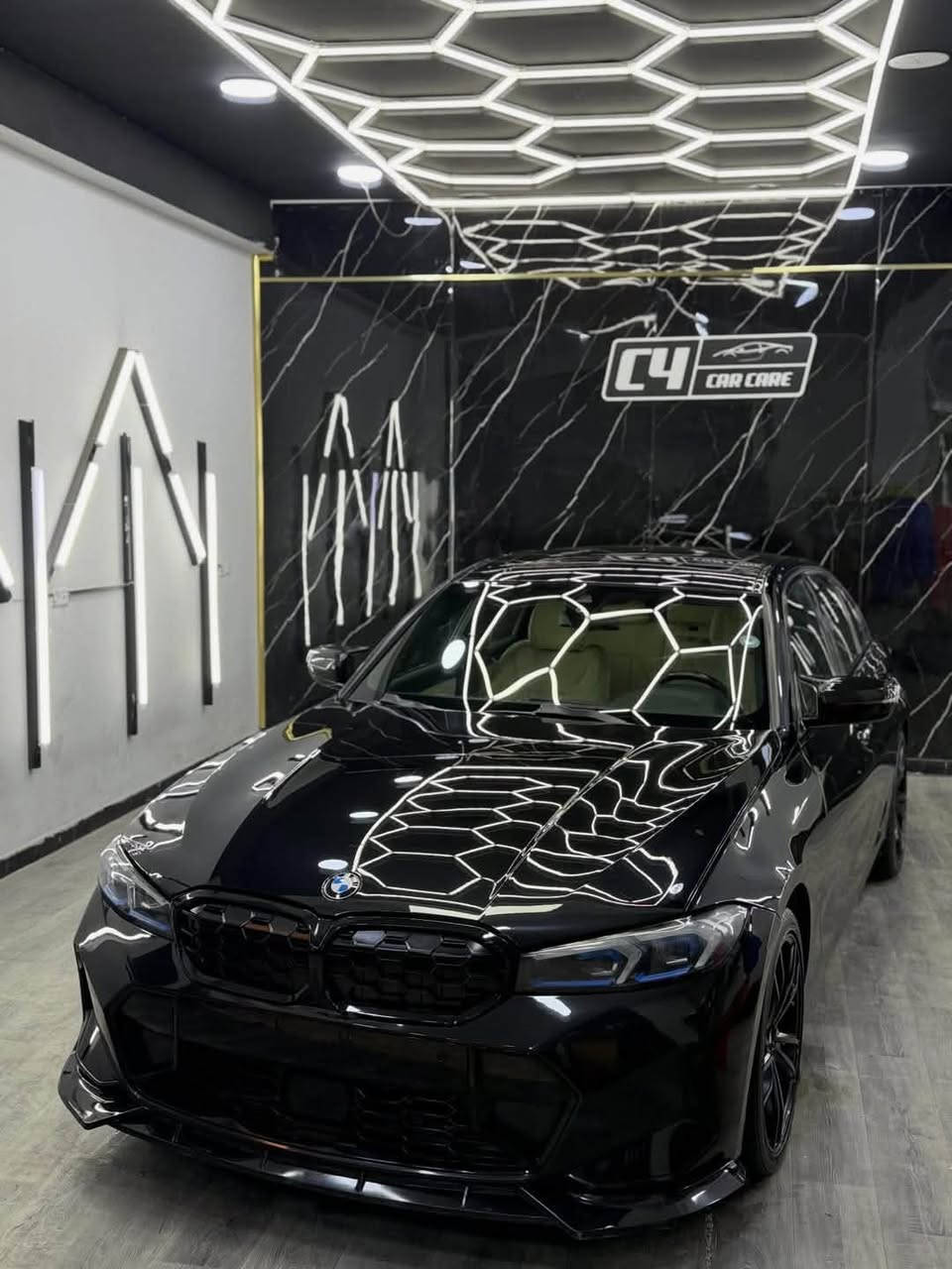 السلام عليكم
Bmw 330i 2021 

السيارة عليها كت ام 2024
عليها داون بايب سعره 300$
ماشية 77،000mi
ضررها جاملغ مبدل نفس اللون و بارد على كد اصبعين بالبنيد
السعر 24،500

***********
