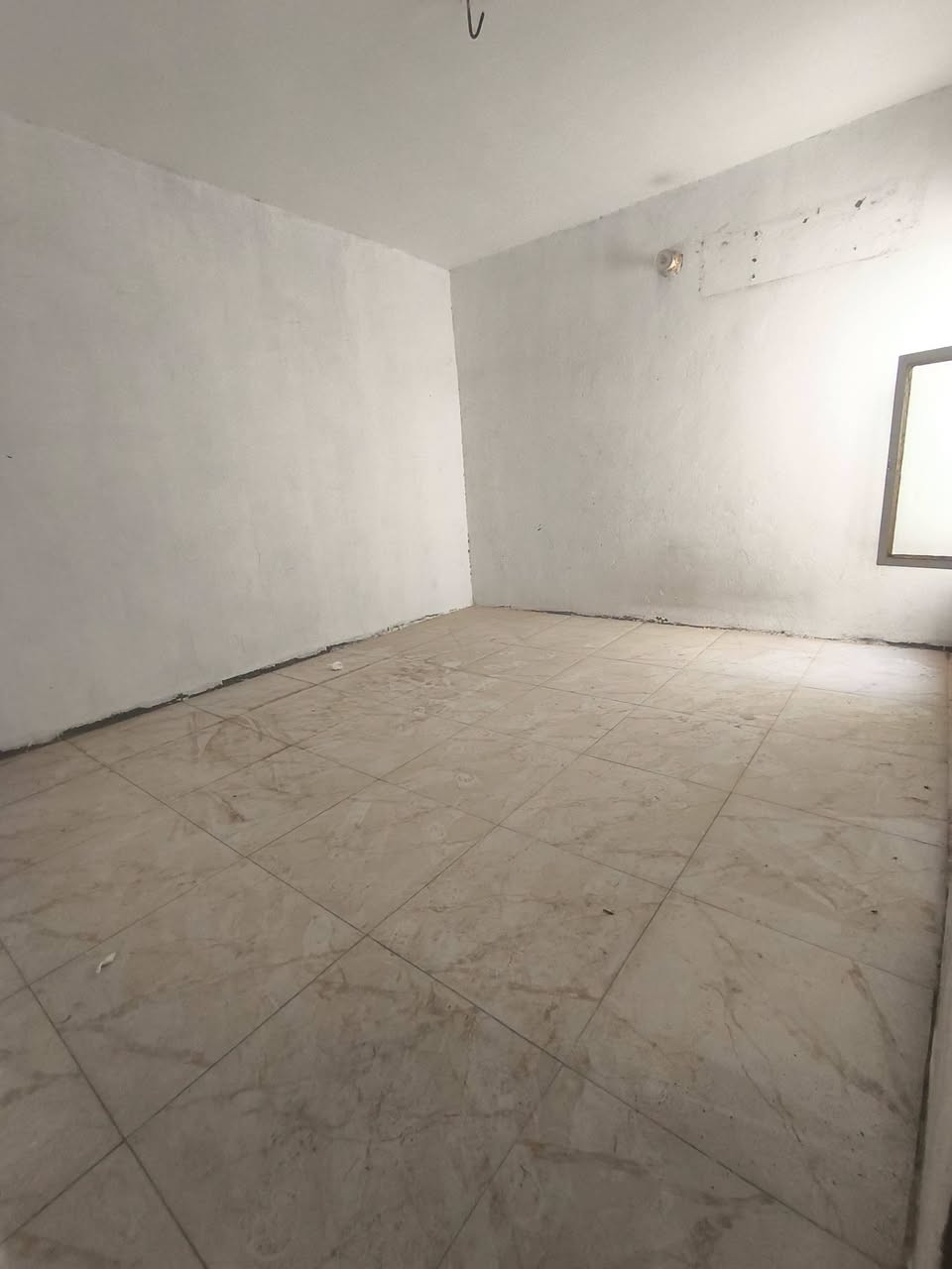 دار للأجار مساحه 100 متر نضيف 
يحتوي الدار على غرفه وصاله ومطبخ واستقبال مغاسل داخليه و خارجيه وكذلك خط مولده وتأنكي وخط وطني 
الموقع الكوفه البراكيه شارع المطار القديم مقابيل اسواق بركات الزهراء قرب صيدليه صفاء عبد الرضا 
سعر الاجار 200 كل شهر بشهره 
سعر الاجار 175 كل شهرين سوه 
سعر الاجار 150 كل ثلاث اشهر سوه 
للتواصل الاتصال على الرقم *********** أو مراسلة الصفحه واتساب متوفر مكتب الياسري للعقار والمقاولات
