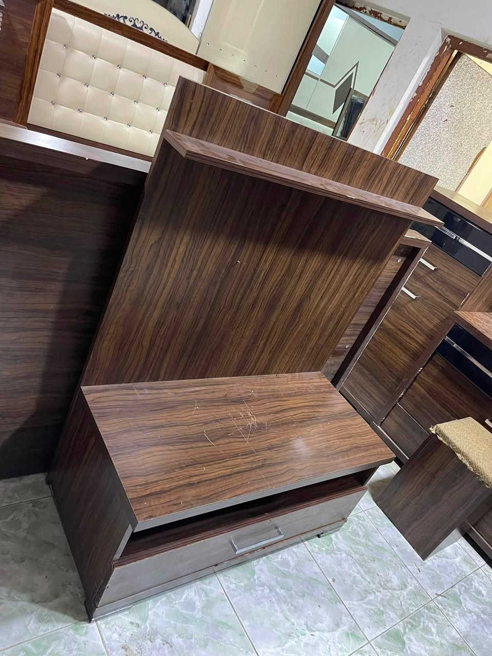 غرفه نوم تركي  بيبان مستعمل نظيف  للبيع
( سعر500) (‭***********‬) واتساز عنوان كركوك شارع حسابات بصف مطعم باب الحسابات  (8قطعة)

