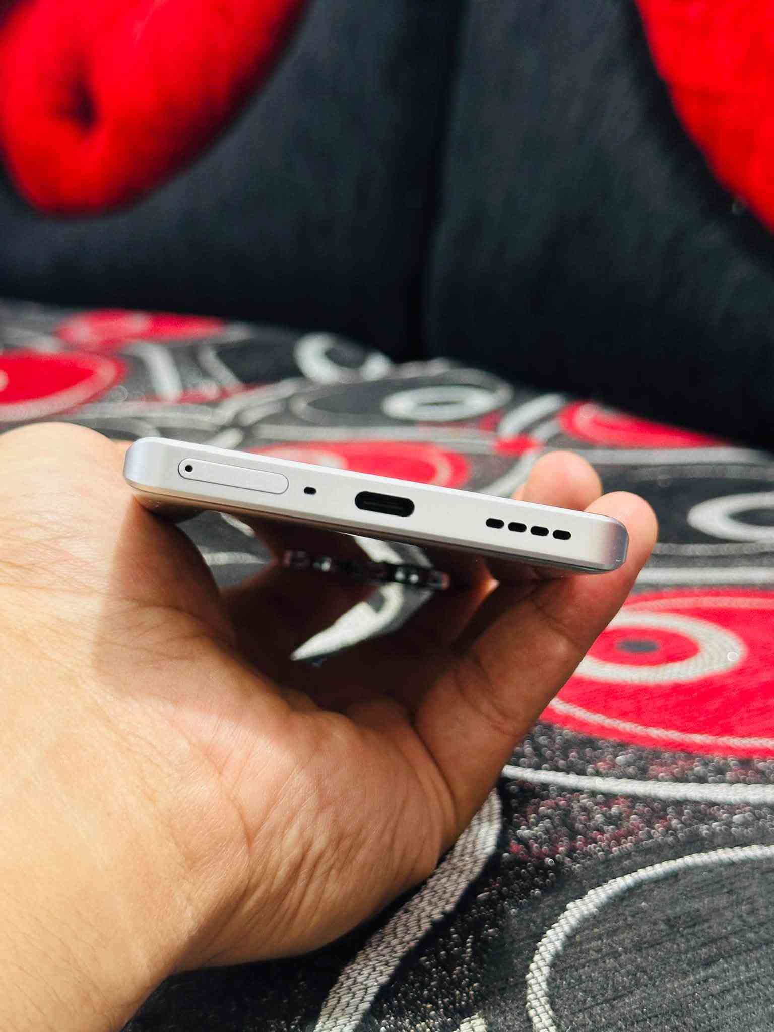 Realme gt6
(مكلّف بالنشر )
الجهاز فلاكشب كيلر  بكج متكامل نظيف لدرجة الجديد مع كامل ملحقات كارتون وشاحن  120 واط وكفر الشركة الاصلي 

الذاكرة : 256GB - العشوائية 12GB

المعالج : Snapdragon 8s Gen3
 بوبجي وباقي الالعاب القوية 120 فريم

الكاميرا : 50+8 +50ميكابكسل أماميه 32 ميكا

الشاشة : 6.78 بوصة - 120 هرتز - LTPO AMOLED

البطارية : 5500mAh +تقنية تبريد للهاتف
السعر 485,000✅ 

العنـــــ✍️ـــوان  الموصل الجانب الايسر حي فلسطين 

التواصل اتصال او عبـــر الواتسـاب ***********
