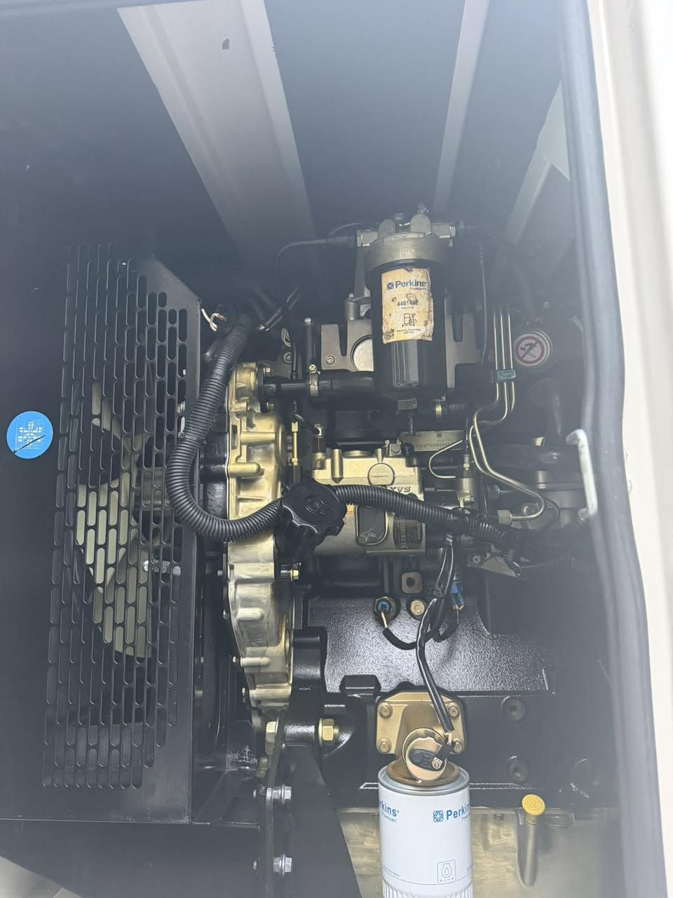 🔥 عرض خاص: مولدة بيركنز (Perkins) 45 kVA مستعمل  🔥  
المواصفات الفنية:  
 المحرك: بيركنز (Perkins) الأصلي بقدرة 45 kVA.  
 رأس التوليد (الدينامو): ليروي سومر (Leroy-Somer) أصلية وكفاءة عالية.
 الغطاء (الكاتم): كابينة جبيل لبنانية شديدة العزل للصوت والحرارة ومقاومة للعوامل الجوية.  
 الحالة: مستخدم (3416 ساعه ).  
 لوحة التحكم: شاشة رقمية ذكية مع أنظمة حماية متكاملة (ضغط الزيت، الحرارة، والجهد).  
المميزات:  
 استهلاك اقتصادي جداً للوقود مع صوت هادئ تماماً.
 خزان وقود مدمج مخصص للتشغيل المتواصل.  
 سهولة الصيانة وتوفر جميع قطع غيارها.
للتواصل والاستفسار:  
 رقم الهاتف: [***********
 العنوان: [الكرداه
قرب مجمع المأمون
