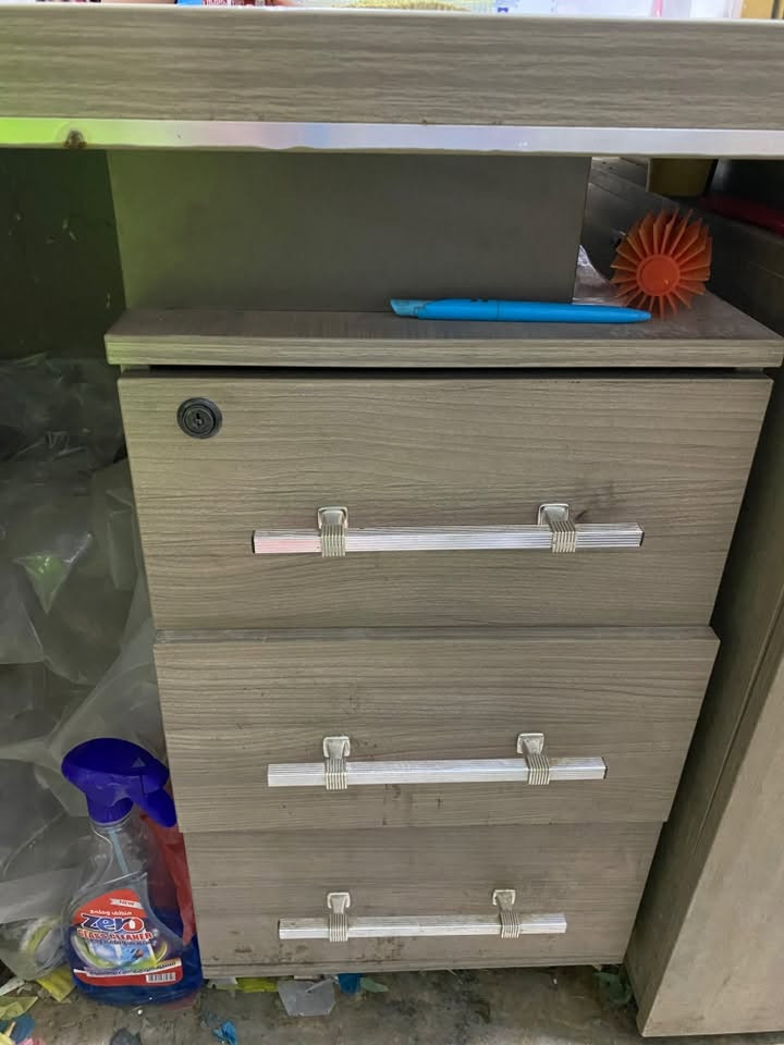 ميز مكتبي ثكيل مو خفيف ومابي ضرر فقط محتاج تنضيف..للبيع مكاني حله طهمازيه  وهذا رقمي 
***********
