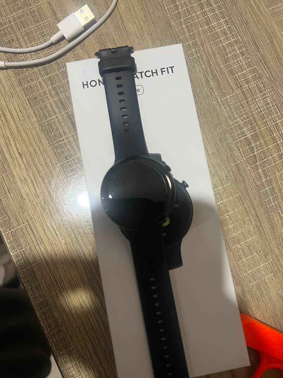 السلام عليكم ساعه watch fit استخدام قليل جدا المواصفات شاشة AMOLED كبيرة وواضحة جداً بحجم
1.64 إنش، ألوانها تجنن وتشتغل باللمس
البطارية: جبارة، تمشيك تقريباً 10 أيام بشحنة وحدة، وتدعم
الشحن السريع
خفيفة جداً ومريحة بالإيد،
الرياضة بيها 96 وضع رياضي مختلف، ومدرب خاص على الشاشة يراويك التمارين بحركات أنيميشن.
مقاومة للماء
وتكدر تتحكم بالموسيقى، وتشوف الإشعارات والرسائل،
وبيها GPS داخلي
غراضها كلها موجودة سعرها 100 وبيها مجال حك الجية مكاني بغداد البنوك 
***********
