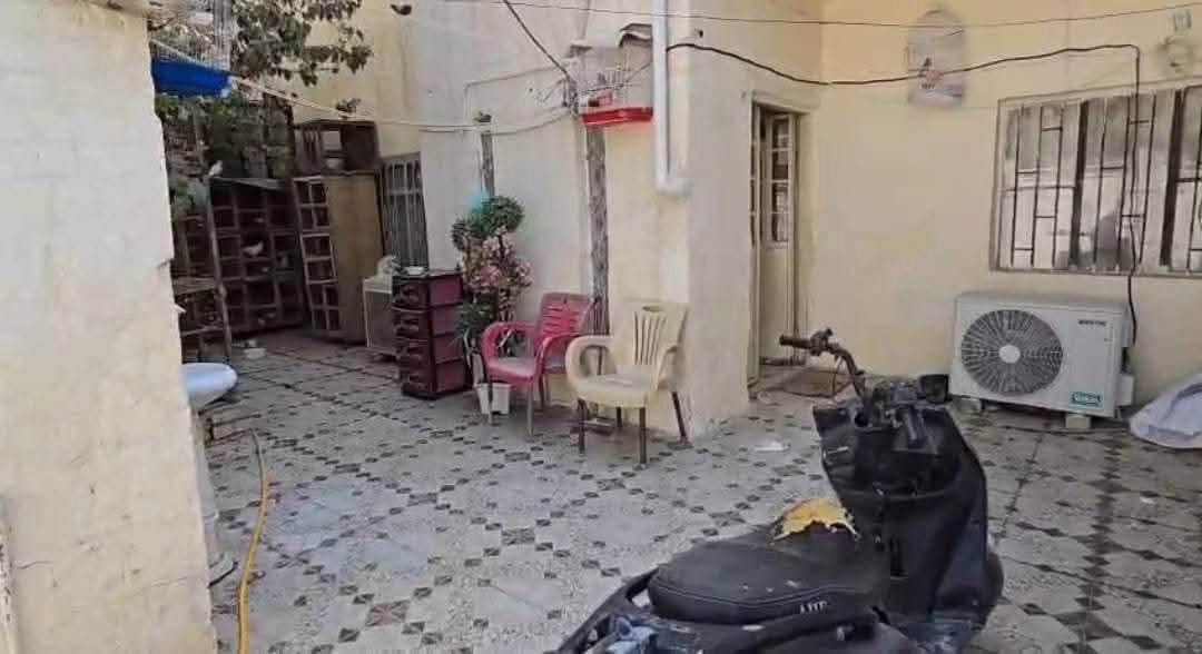 دار طابو صرف في الجمعيه المساحه 220م قرب الملعب بناء قديم  سعر مناسب 135 وبي مجال بسيط , طابقين ٣  غرف نوم  هول استقبال صحيات داخليه وخارجيه مطبخ كراج سياره حديقه إماميه. للتواصل *********** بي وتس أب

