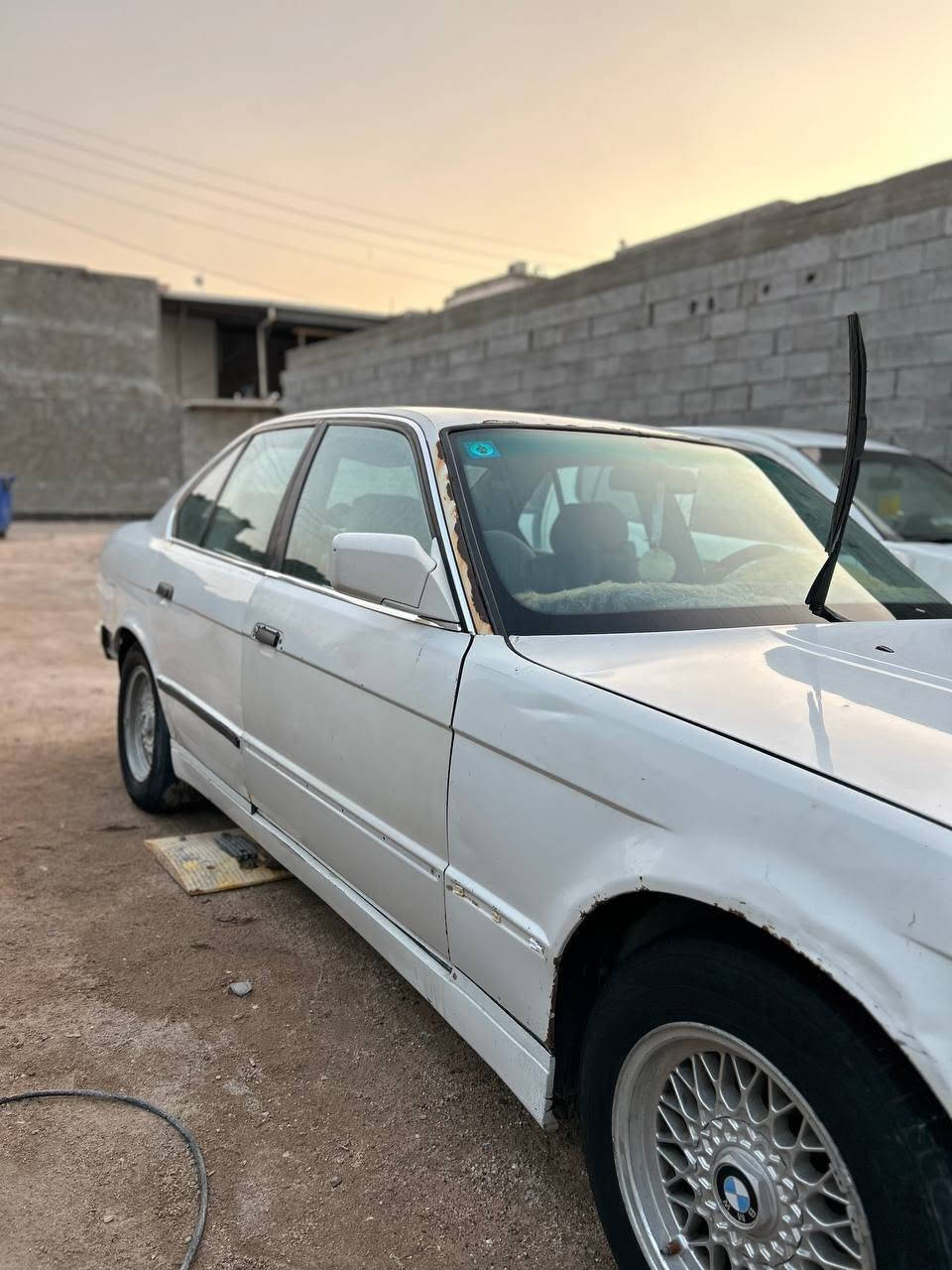 بي ام دبليو ٥٢٠ موديل ١٩٩١ لون ابيض  كفالة عامة بدون ضربة ولا صبغ عدا باب  عكس السايق مبدل
السنوية تنتهي ٢٠٣٠ راعيها يريد تحويل موجود بأبي الخصيب
السيارة تمشي ومابيها مشكلة وحاليا قيد الاستخدام بس ينرادلها ادامة عامة من حدادية ومكينة وغيرها والسبير مشدود لان التاير طاگ ولان الإمكانية شوي تعبانه فماكدرت ارتب وضعيتها والا هي السيارة صلوات كلش حلوة اذا تداريها 
السيارة حلوه ونظيفة فقط ادامة عامة يحتاجلها رايدها ب٣٥ ورقة وبيها مجال 
مكان السيارة / البصرة - تنومة - نهر حسن 
للتواصل واتساب او اتصال / ‏‪***********‬‏
