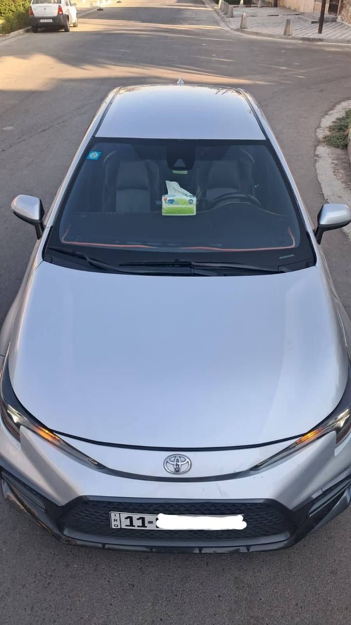 تويوتا كورولا 2020 فئة SE 🚗🔥
(وارد أمريكي - محرك 2000cc) ..
للبيع السعر المطلوب: (135 ورقة) وقابل للتفاوض البسيط للشراي الجاد..
ماشية : 97000Mi
♦️صور الحادث مرفقة في المنشور..
🔸️أيرباك سليم..
 صنع اليابان 🇯🇵
المواصفات:الفئة والمحرك: SE الرياضية، محرك 2.0L قوي جداً واقتصادي، كير ومحرك بشرط الفحص..
اللون: سلفر (رصاصي) نظيف جداً بحالة ممتازة..
حجم الويل: حجم 15 (مريح جداً ونعومة تامة بالطسة ومناسب جداً لشوارعنا)..
أنظمة الأمان والرادارات الذكية (Toyota Safety Sense 2.0):رادار أمامي ذكي مانع اصطدام (بريك ذاتي عند الطوارئ مع كشف المشاة)..
مثبت سرعة تفاعلي راداري (يخفف ويزيد السرعة تلقائياً حسب حركة السير)..
رادار انحراف ومغادرة المسار (تنبيه مع توجيه المقود تلقائياً لإعادة السيارة لمسارها)نظام الحفاظ على مركز وحجم المسار بالطريق السريع..
وضعيات القيادة (Drive Modes): ثلاث وضعيات (SPORT للأداء الرياضي والتسارع القوي / ECO لتوفير الوقود بالازدحامات / Normal للقيادة اليومية)..
الاضافات والمواصفات الداخلية: شاشة لمس أصلية كبيرة تدعم Apple CarPlay..
كاميرا خلفية واضحة جداً، تحكم ستيرن كامل، بلوتوث، وتبريد ثلج مكفول، نظام إنارة LED ذكي..

📍مكان التواجد: بغداد _ الطوبجي
للتواصل والاستفسار فقط هاتف : 
***********
