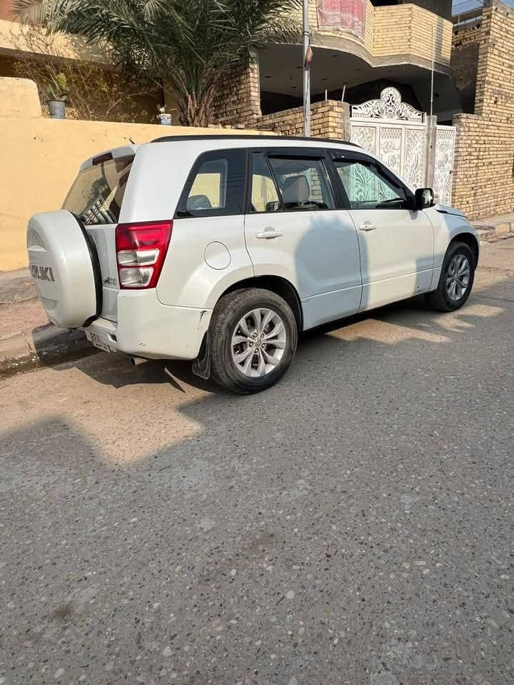 سوزوكي گراند فيتارا موديل 2014 (ياباني  )
فووول مواصفات ماعدا الفتحه
سعة المحرك: 2400 (بنظام دوش)
كير: اوتو ATF (المرغوب) بنظام اربع سرعات
فور ويل 
دفع رباعي  (مع ازرار تحكم بالدفع الرباعي)
السيارة بيها نظام تشغيل ذكي
ثلاث بصمات دخول
مثبت سرعة
تدفئة تبريد 
اشاير بالمري
تحكم بالمري
تحكم ستيرن 
حساسات خلفية
ايرباكات
تخم تايرات جدد
رقمها بغداد المرغوب مشروع وطني 
سونار جديد 
هزه جديده
السيارة كاملة ومرتبة

للاتصال *********** (موجود واتساب)
