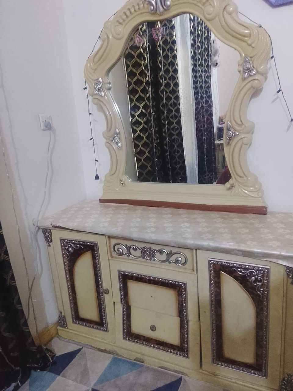 غرفة اخشاب • ٦ أبواب • للبيع