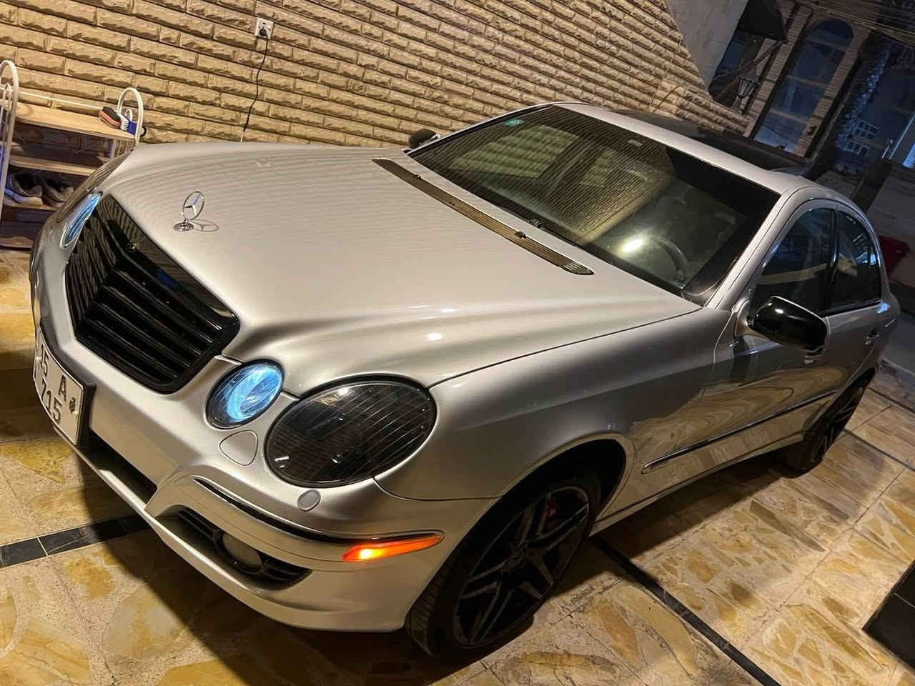 مارسدس ٢١١للبيع   هيه ورقم موديل ٢٠٠٧ افنكارد
وارد امريكي بيه صبغ بنيد وبين جاملغ وباب جهة السكن 
وطرف جاملغ خلفي 
سيارة مصروف عليها مكينة صدر كله جديد تبريد 
سيارة مواصفاتها فول افنكارد 
فتحة تبريد لمس 
كشنات كهرباء 
بردة كهرباء 
ستيرن كهرباء 
وموصفاتها بقية معروفة للجنايه

للبيع او مرواس حسب قناعه
مكاني بغداد 
استفسار اكثر:
***********
