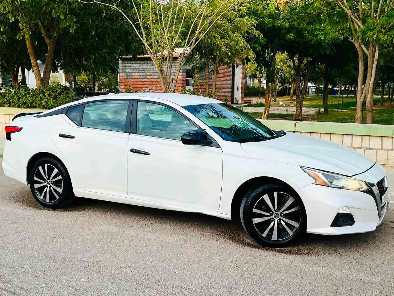 السلام عليكم
🚗 للبيع | نيسان التيما 2020 S 

✔️ الموديل: 2020
✔️ الفئة: S

المواصفات:

- محرك 4 سلندر 2.5 لتر اقتصادي وقوي
- ناقل حركة أوتوماتيك CVT
- تشغيل بصمة + تشغيل عن بُعد + بصمة ابواب
- داخل كريمي المرغوب
- مقاعد كهرباء
- شاشة لمس مع Apple CarPlay وAndroid Auto
- كاميرا خلفية دوارة
- حساسات 
- رادار أمامي، تحذير الاصطدام، ومثبت سرعة ذكي تحكمات بالستيرن جهتين
- كشن كهرباء
- نظام مراقبة النقطة العمياء
- جنوط رياضية 19 إنج
- إنارة LED لايت ليد
- مكيف ممتاز منفصل تبريد ثلج 
- مانع انزلاق سبايدر جناح خلفي

حالة السيارة:
✅ الضرر ربع بونيد صبغ + باب مبدل بلاد نفس اللون  بدون أي ضرر بالداخل بيها بارد بسيط بالقمارة اثر التحميل مايبين بالعين المجردة فقط بالسونار صور السونار والضرر بالمنشور
✅ رقم سليمانية الجديد 
✅ السيارة نظيفة جداً وجاهزة للاستخدام بدون اي مصرف ممشى السيارة 93 ميل گير ومكينة وكهربائيات كلها بشرط وين ميعجبك افحص 
ملاحظة عندي فيديو كامل للسيارة اللي يحب ادزلهيا عالخاص

📍 الموقع: قضاء كلار تابع لسليمانية
💰 السعر المطلوب 137 وبيها مجال بسيط 
📞للاستفسار الاتصال عالرقم ***********
