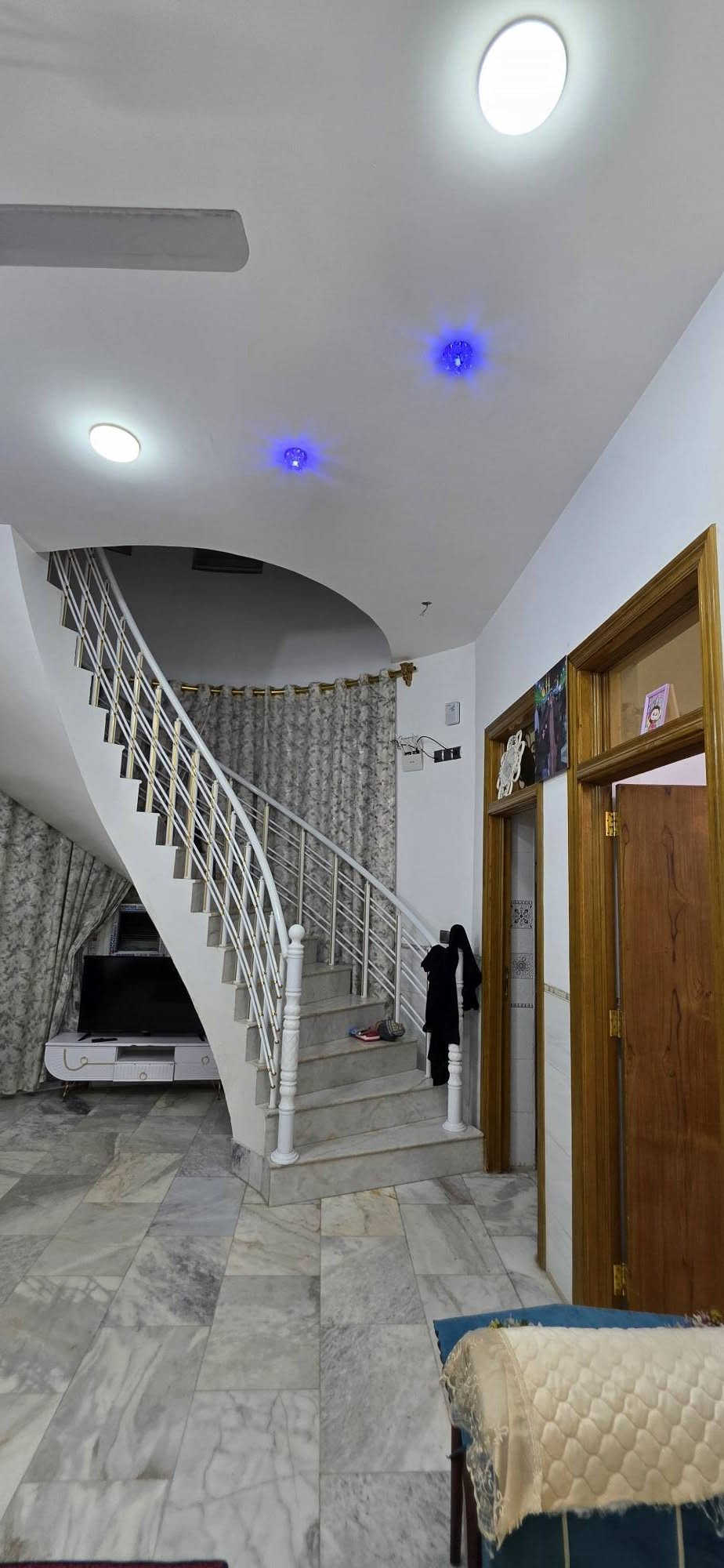 🏡 دار للبيع – طابو ملك صرف
📐 المساحة: 150 م²
💰 مطلوب: 35 إِسكان
📍 الموقع: العسكري – خلف محلات تقي
🏠 بناء حديث درجة أولى أرضية مرمر – طابقين 
🔹 الطابق الأول:
• غرفة نوم
• صالة
• استقبال
• مطبخ
• مجمع صحيات داخلي وخارجي
• طارمة
• حديقة صغيرة
🔹 الطابق الثاني:
• غرفة نوم
• صالة
• مجمع صحيات
📞 للاستفسار:
مراجعة مكتب عالم العقار في الجمعية مقابل الإطفاء
أو الاتصال:
📱 ***********
📱 ***********
#عندك_عقار_للبيع_فقط_راسلنا_اواتصل_وات_ساب
