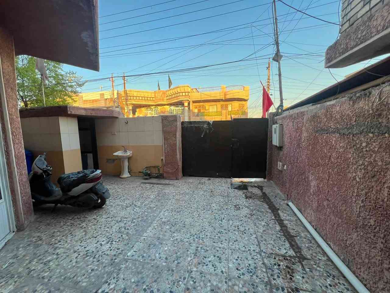 سلام عليكم . دار للبيع مساحة 150 متر واجهة 7,5 ونزال 20 يحتوي على غرفتين نوم فقط مطبخ حار ومطبخ بارد استقبال كبيرة وغرف كبيرة + منور وخدمات داخلية وخارجية . عنوان حي اور خلف جامع عمار بن ياسر 
للاستفسار ***********
