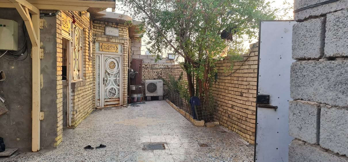 دارللبيع المساحة ١٩٥مترمربع
طابق واحداستقبال صالة مطبخ غرفة نوم 
منور حمام وصحيات خارجية كراج جبير
خدمات كاملة،العنوان جاي من صيطرة المدثرة علىالشارع اول بيت
اتصال ***********
