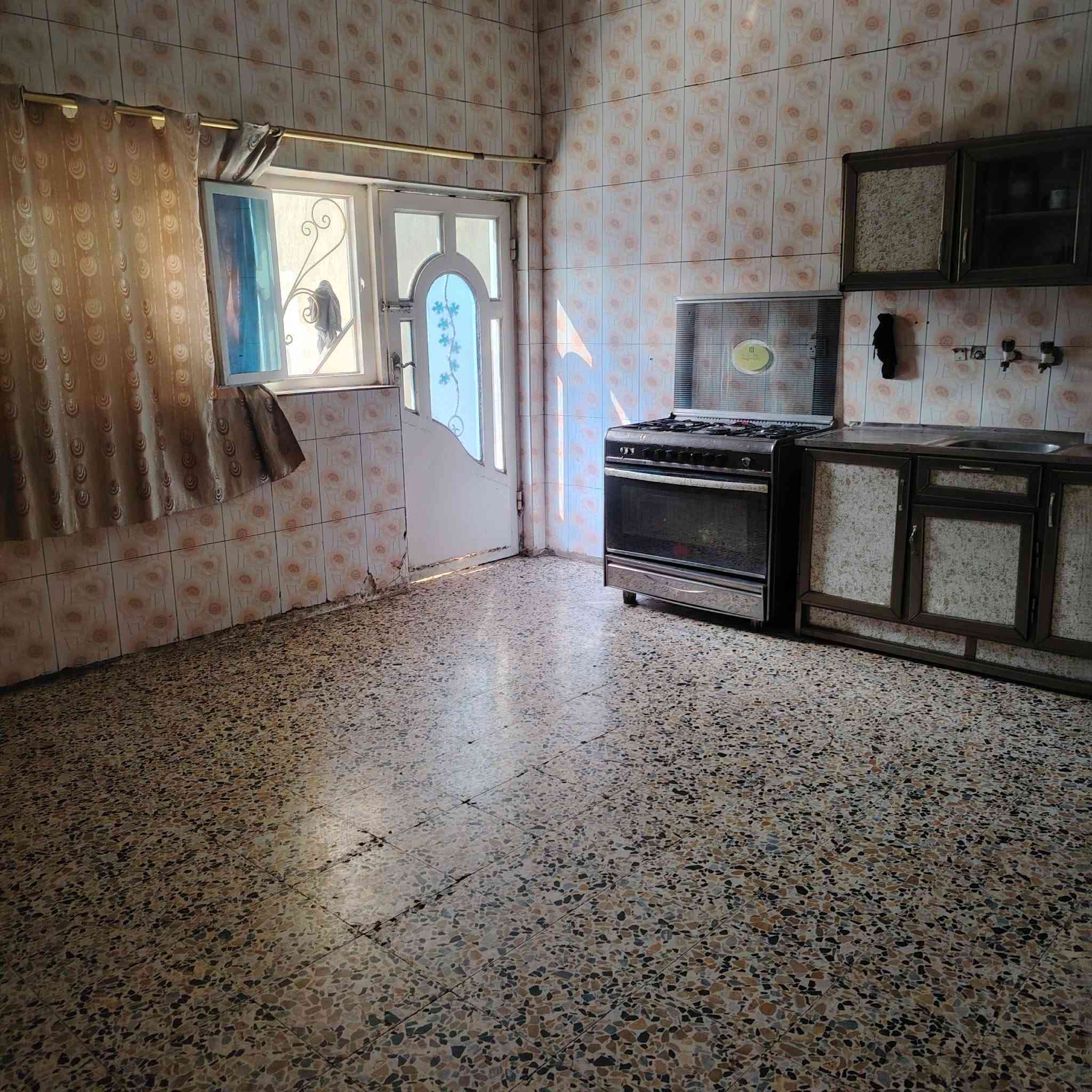 #إعــــــــــلان 🏠

🏠 بيت للبيع – شارع الإسعاف الفوري
📍 شارع 15 – بمربع
👤 من صاحب الملك مباشرة – باسم صاحب السند

📐 المساحة: 200 م²
🏡 يتكون من طابقين:

🔹 الطابق الأول:
غرفتين + استقبال + مطبخ + صحيات داخلية + صحيات خارجية + 2 منوار

🔹 الطابق الثاني:
غرفتين + صالة + صحيات + سطح كبير

النبراس للترويج العقارات 
📍 للطلب والعرض وبكافة أنواع العقارات في محافظة واسط – الكوت
🏠 بيوت | 🏞️ أراضي | 🌾 زراعية | 🏢 تجارية
بيع • شراء • إيجار • استثمار

📌 ملاحظة: التعامل مباشر بين البائع والمشتري، بدون أي تلاعب بالأسعار.

📞 اتصال: ***********
💬 واتساب: 0781233811 

 #عقارات_واسط #عقارات_الكوت #بيت_للبيع #بيع #شراء #إيجار #استثمار
