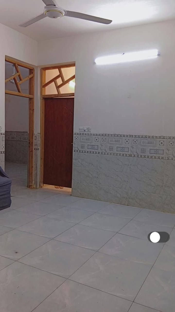 السلام عليكم مشتمل ارضي للايجار نضيف كلش بناء حديث يحتوي على غرفتين نوم وهول وخدمات ب350 قفل مابي اي مجال بابة مشترك مع اهل البيت مكانه نعيرية قرب جامع الصبيح كامل مع واير عوجة عمولة 50الف ليريدة يتصل عل الرقم ***********
