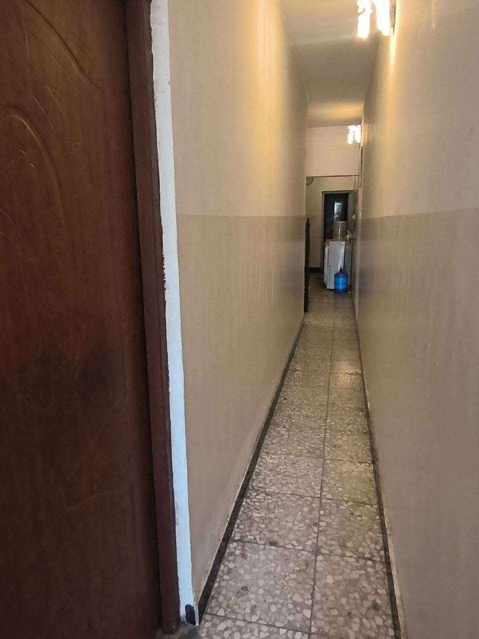 السلام علـيكم
بيت في منطقة البلديات شارع الكهرباء خلف لحوم السبطين بفرعين 
طابو ملك صرف المساحة 123 م 

بيت عگادة وبحالة ممتازة

يتوفر بـ
3 غرف نوم 
+ حمامين 
+ استقبال
+ مطبخ حار + مطبخ بارد 

السعر 225 مليون وبيه مجال 

للتواصل: ***********
