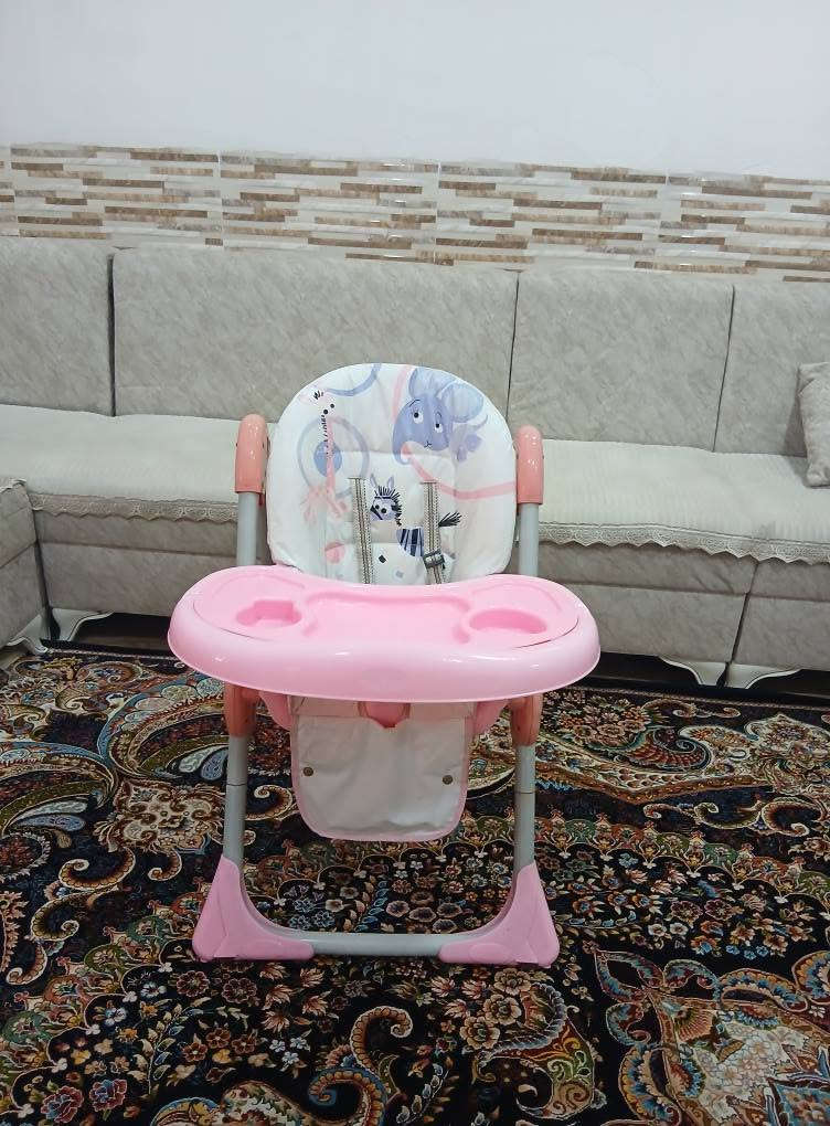 کورسی نانخواردنی مناڵ زۆر تازەوبێعەیب ، قایشی بەستنەوەی چوار لای هەیە ، دو سینیە سینەکانی لێدەکرێنەوە ، بەرز و نزم ئەکرێت بۆسەر عەرز بۆسەر مێزیش ئەبێت 
کورسیەکەی پاڵ ئەداتەوە بۆخەوتن 
بچوک ئەکرێتەوە بۆگواستنەوە
سریشی زۆر گونجاوە قفڵی 30 هەزارە بێ معامەلە
سلێمانی ، گەیاندن هەیە*********** السليمانية, العراق
