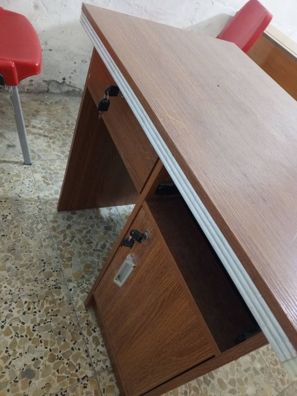 ميز • نظيف • ماسنجر
