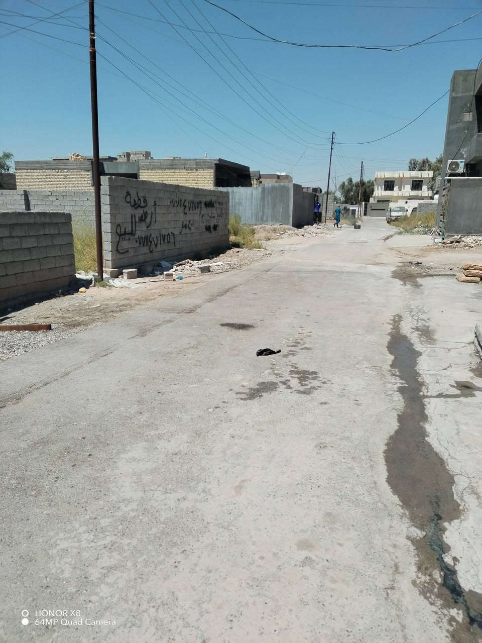 قطعه ارض طابو ٢٠٠ متر مسيجه وجاهزه للبناء خدمات كامله تبليط مي كهرباء موقعه قريبه من الشارع العام ومن السوق بالمدائن سلمان باك قطع فارس وهذه صور المنطقه وصوره سند ملكه الارض سعر البيع 40 مليون واجه 10*20 الشراي يتواصل وياي ويتدلل *********** وتساب
