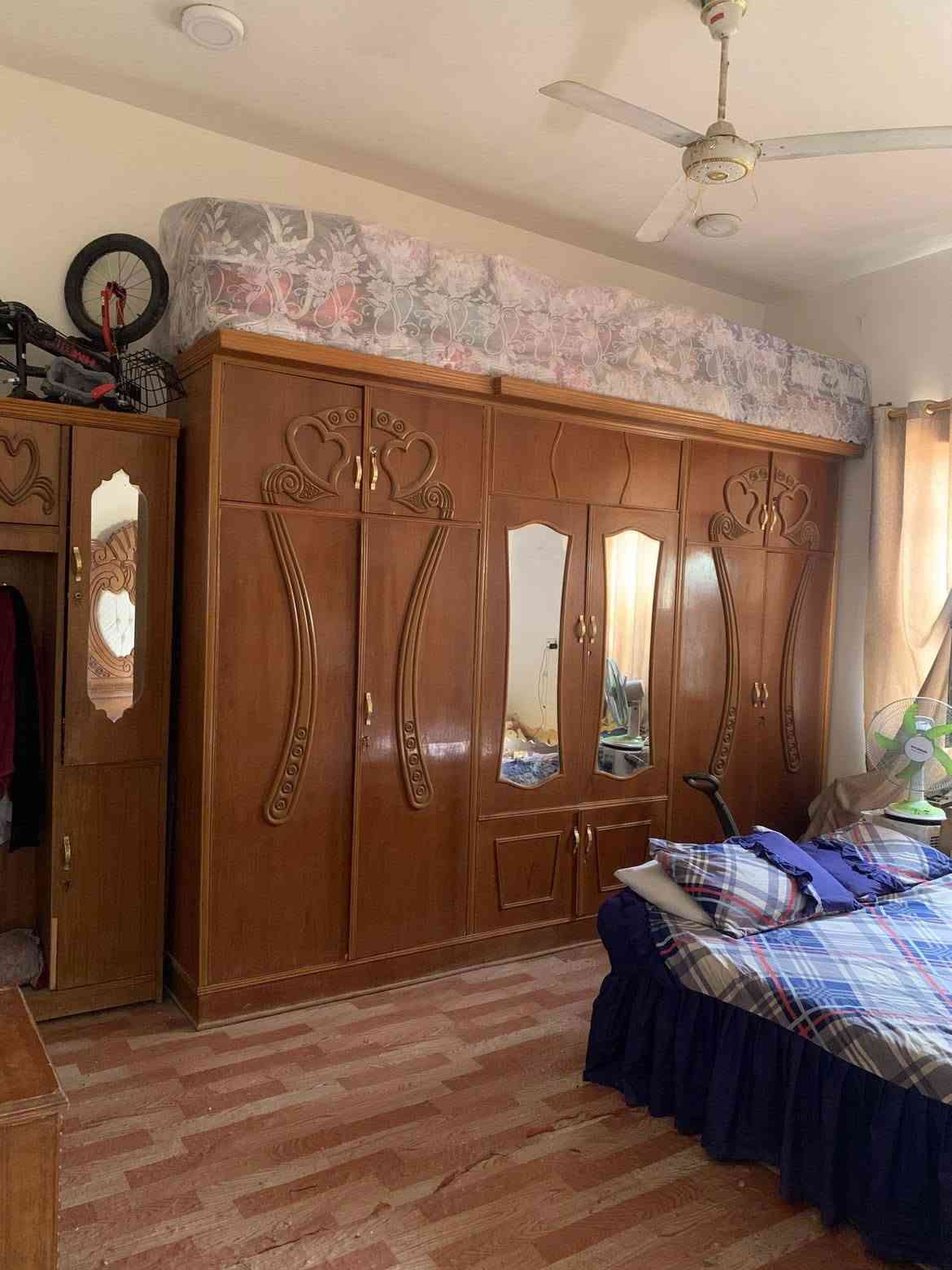 دونم ٢٥٠٠ متر سند ٢٥
يحتوي على دار ٢٠٠م الدار مسلح ثلاثه غرف 
نوم ٤×٥ استقبال ١٠×٤ 
مطبخ ٧ب٤هول٤ب١٣
درج  بيتونه
صحيات داخليه وخارجيه
الكاع بيهانخيل عدد ٨
رمان اول موسم يثمر 
عدد تقريبًا ١٥٠ شجره
مسيج 
الدونم نزال ٨٥ م والواجهه تضرع على 
٢٥٠٠ م تاخذ دونم صافي

-عنوان جاي من جسر ماجد قرب معمل الاسفنج 
- للتواصل عل رقم 
***********
