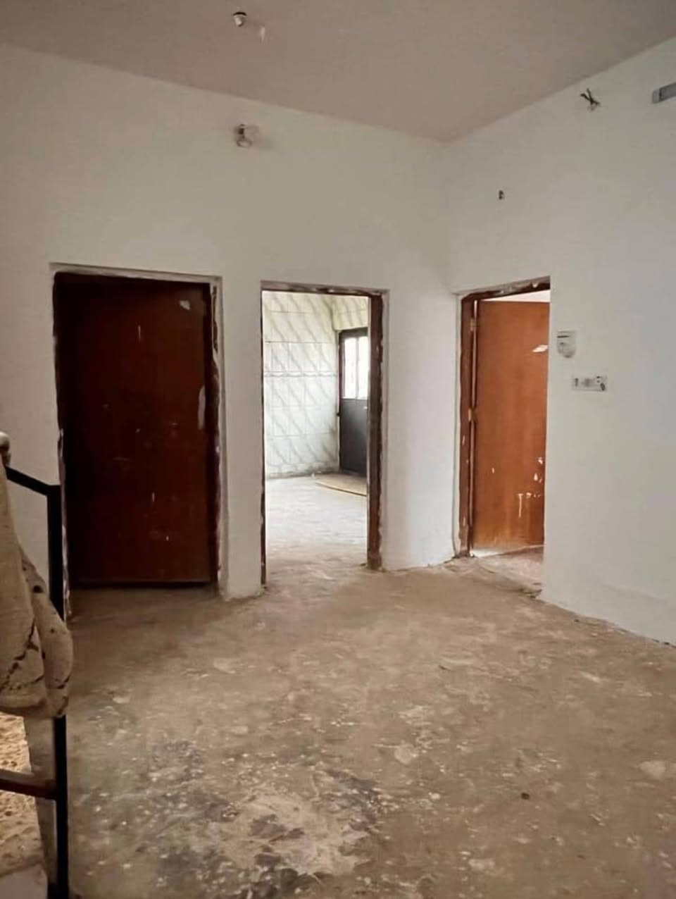 دار في كربلاء(لرهن فقط) مساحه 100 متر مربعه
طوله 10 متر 
عرض 10 متر
طابق ونصف 
يحتوي على :غرفتين نوم ، صالة، استقبال، مطبخ، ومناورعددأثنين صحيات داخليه وخارجه.متوفركافةالخدمات من ماء وكهرباء وأسواق متنوعه ومولده قريبه متكامل الخدمات.
المبلغ المطلوب..عشرين مليون دينار

الموقع : كربلاء، على شارع الحولي(طريق الزوار)    _مقابل مستشفى الكفيل. شارع الهنيديه حي النواب فرع المولده
للتواصل: *********** كربلاء, العراق
