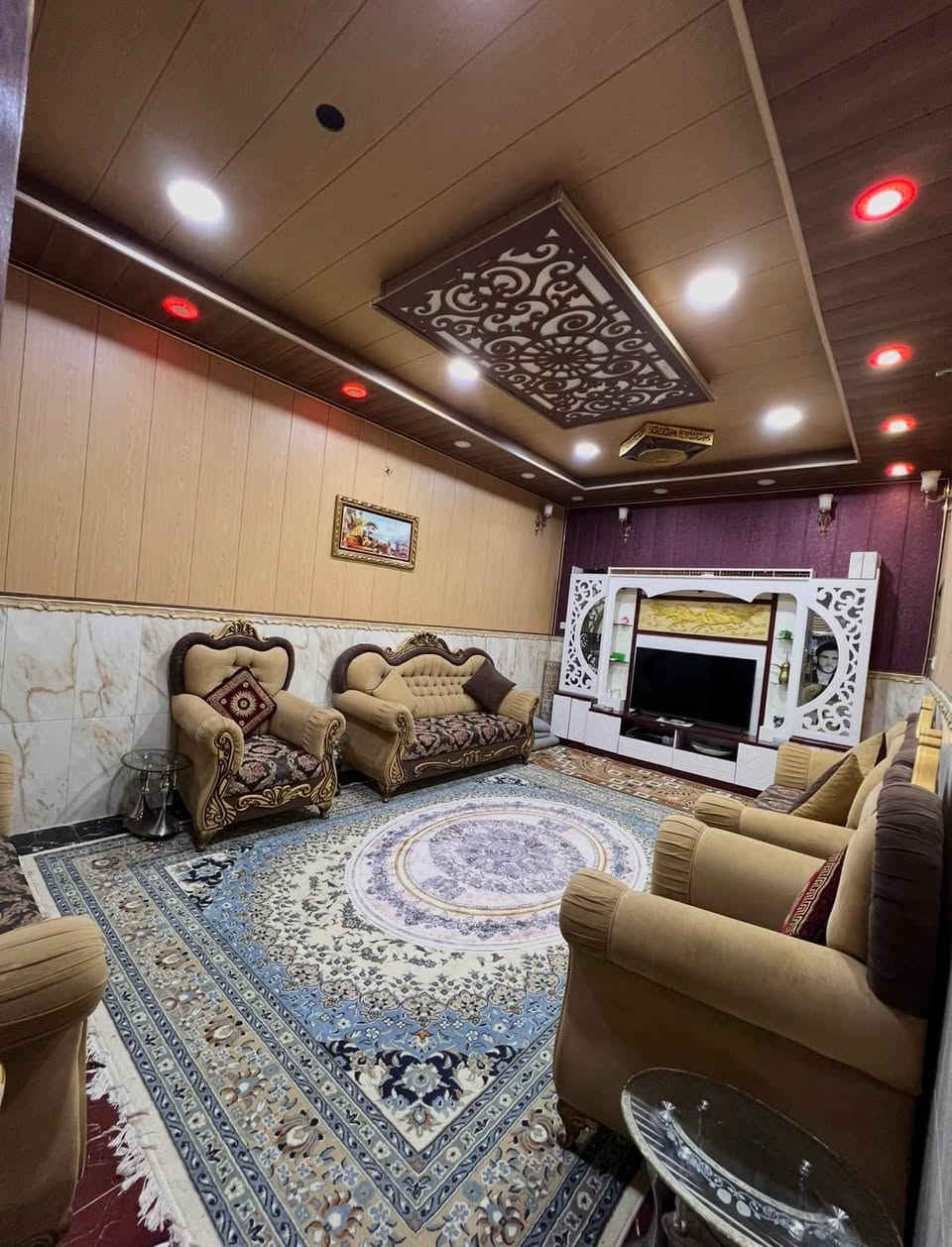 بيت للبيع حي الربيع المساحة 250 متر واجه 12.5 والنزال 20 طابقين كونكريت يحتوي البيت على 5 غرف السعر 450 وبي مجال بس الشراي يتصل الاستفسار ***********

