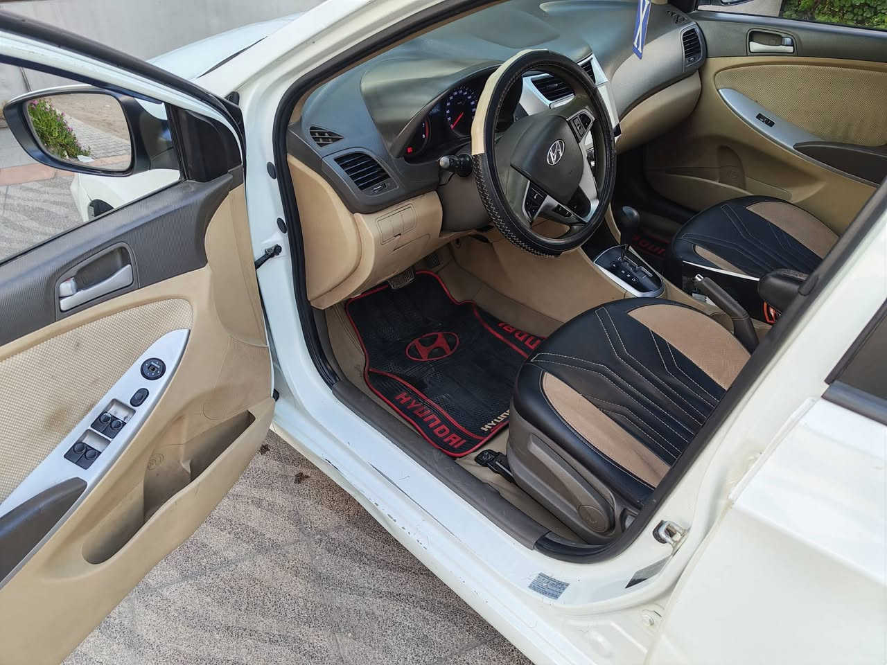 السلام عليكم ورحمة الله وبركاته للبيع هونداي اكسنت ٣٠١٣ خليجي شركة العامة محرك ١٦٠٠ قطرتين شرط الفحص تبريد ثلج تخم تاير جديد ويل كب اشاير بلمرايات شاشة وكامرة دوارة داخل جدا نظيف سارة جاهزة للأخير بيهة صبغ بنيد وجاملغ وربع باب فقط رقم بغداد انكليزي الجديد سنوية جديدة لل٢٠٢٩ رايدهة ٧٤ ورقة. ***********
