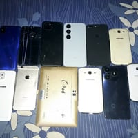 عندي هذني التلفونات بيهن شاشاتهن عطلانه واكو بيهن بطاريات عطلانات  ب ٢...