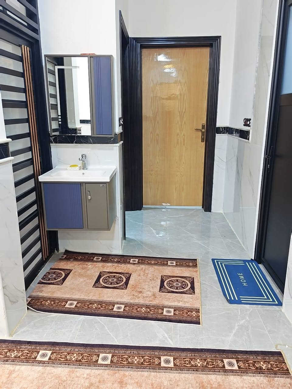 ببت للبيع مساحه 200 متر مبني قاط ونص القاط الثاني بناء حديث درجه اولى مطلوب اسكان مقابيل مدارس ابتدائيه وثانويه وروضه العنوان حي الغدير ( عبيجه ) مقابيل مدرسه اقلام الذهبيه الاستفسار اتصل ***********
