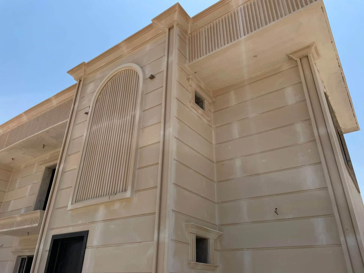 اسطه ديكورات الفوم الفلين الخارجي +صباغ شغل هندسي
***********

