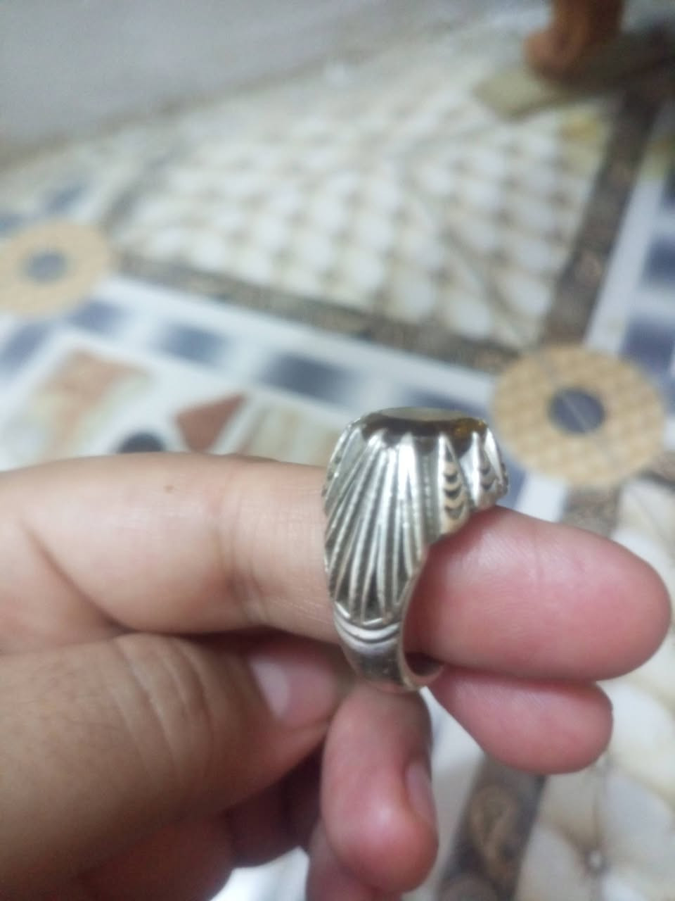 سلام عليكم محبس حجر صلاطين يتحول تلث لوان سعره 90صياغه ثقيل الي حب يتصل او يراسل ***********
