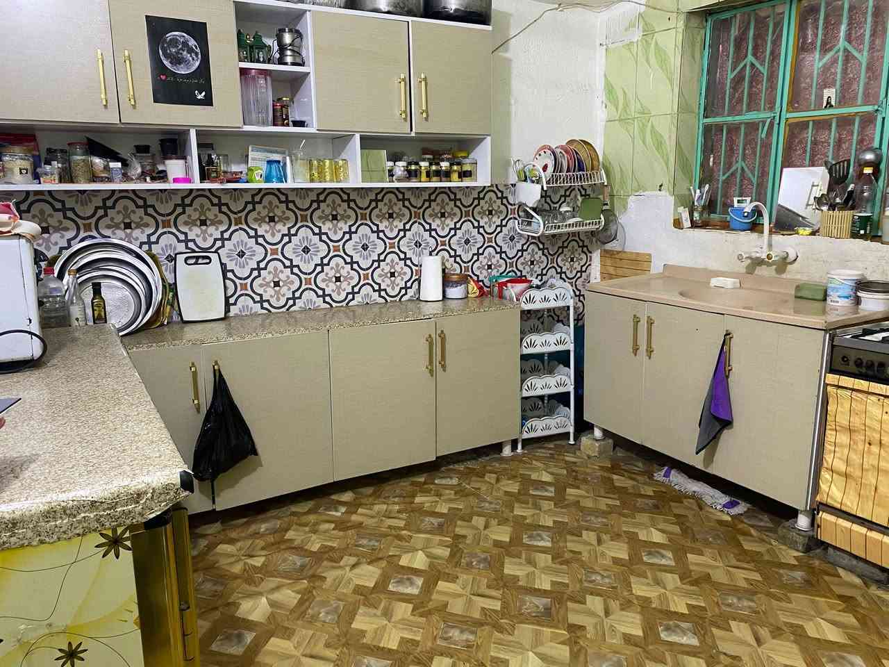 السلام عليكم عندي بيت للبيع 
مساحة 144
بقطاع 36 
البيت طابقين ونص الطابق الاول يحتوي على صالة واستقبال وغرفة ومطبخ بكد غرفة وطابق الثاني يحتوي على اربع غرف ومطبخ ولطابق الثالث غرفة وحمام السعر 210 وبي مجال وهاي شوية صور 
للاستفسار على الخاص
