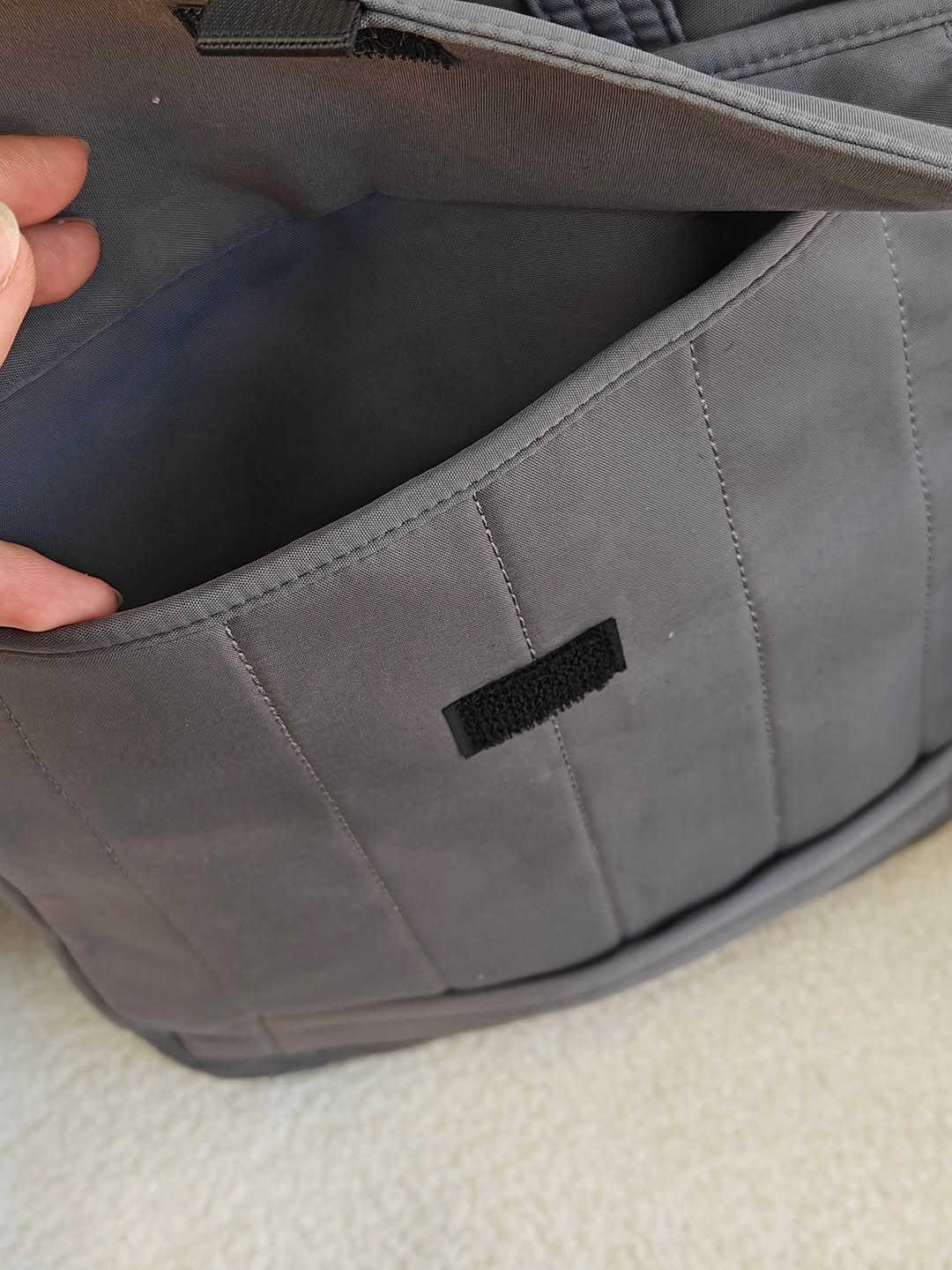 🎒 جنطة عملية وأنيقة للاستخدام اليومي
حجمها أكبر من اللابتوب بشوية، ومناسبة للابتوب أو الملازم والأوراق 📚💻
✨ من الداخل مبطنة بالإسفنج والقديفة حتى تحافظ على محتوياتها
💧 القماش الخارجي ضد المي
👜 تحتوي على 4 جيوب: • جيب بسحاب ومقسم إلى خانتين
• جيب لزكة
• جيبين مفتوحات
متوفرة بـ 5 ألوان 🌷
💰 السعر: 18 ألف
🚚 التوصيل لجميع محافظات العراق: 5 آلاف
📸 التصوير حقيقي من داخل المحل 🌱
