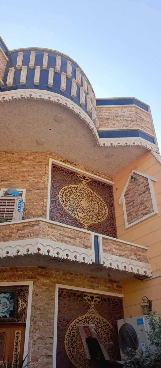 السلام عليكم.
بيت للبيع مساحه 150 طابو صرف بأسمي 

الواجهه 6النزال25

يحتوي 5غرف وهول جبير واستقبال والغرف كلهن كبار عدد طوابق طابقين ونص يحتوي على كراج وحديقه ملحقات كامله عالي عن الشارع تقريبآ حدود المتر في منطقه الشعب بديوان 

رقم تلفوني  ***********
