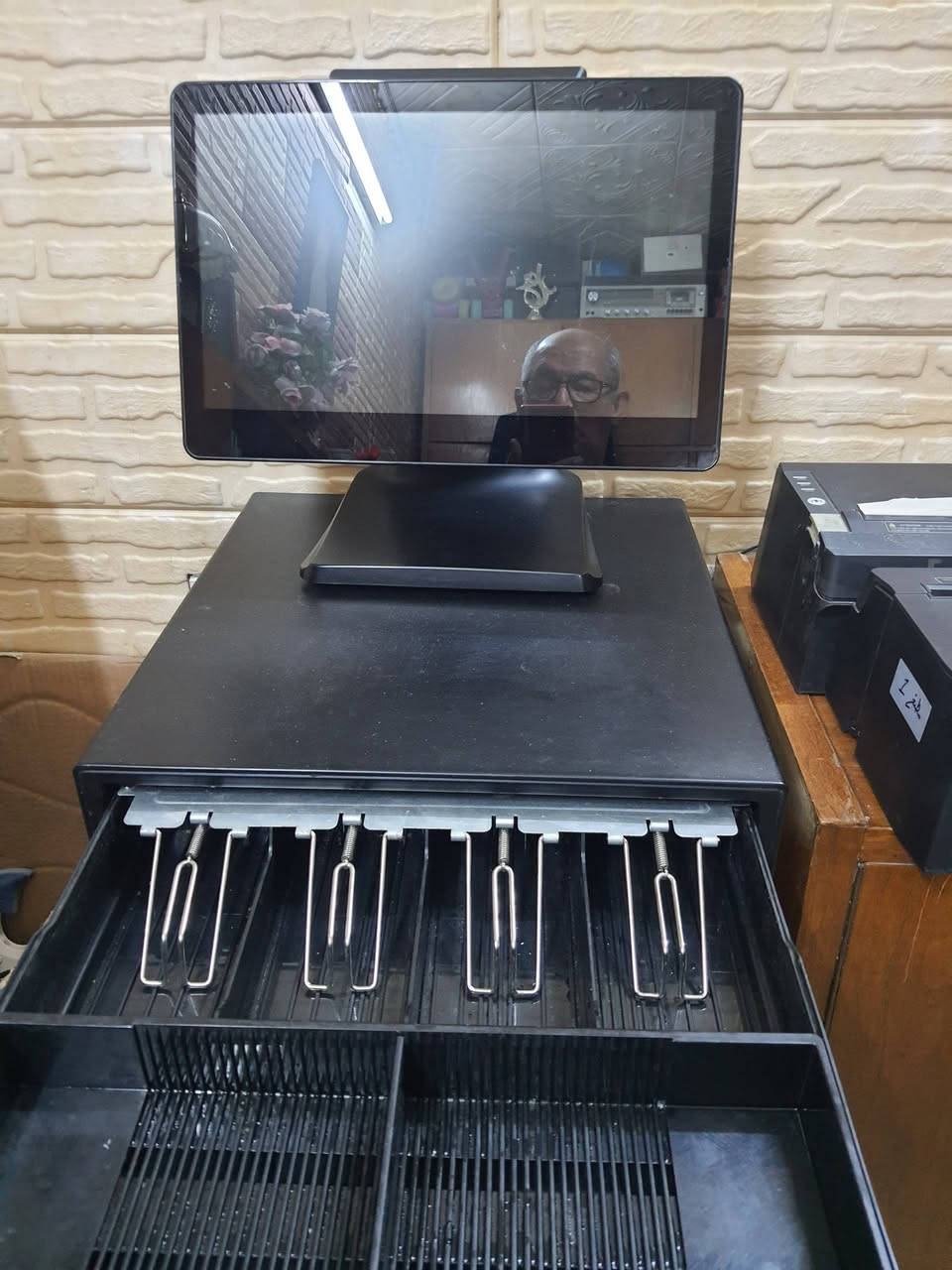 كاشير بي نظام مطعم ومرطبات مع صندوق النقود مقسم على النقود العراقيه  مع طابعتين واحده للحساب والأخرى لتحضير الطلب والاسلاك الخاصة بهم
السعر ٥٥٠$
للاتصال ***********
