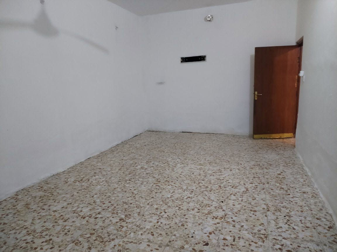 سلام عليكم دار للبيع مساحه 350 يتكون البيت من /3 غرف نوم+ صاله+ استقبال + مطبخ + وصحيات خارجيه وداخليه  + حديقه موقع بيت ع شارع مع كافت الخدمات متوفره  قرب مدرسة ام الربيعين وقرب صيدلية سيد يعقوب دبله شارع البصيره  رقم الهاتف بي وتساب /*********** سعر البيت 49 وبي مجال بسيط كلش /
