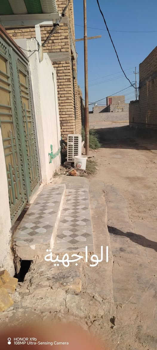 سلام عليكم يوجد بيت للبيع زراعي مرتب 
200 مع قطعه 200 المكان المحينه قرب 
مدرسة الامام الباقر الابتدائية سعر مناسب
التواصل على الرقم ***********

نص مكتوب في الصور:
- 7x4 صاله
- الواجهة
- HONOR X9b
- 108MP Ultra-Sensing Camera
- غرفه الثالثه 4×4
- غرفة 4×5
- 6x4 ديوانيه