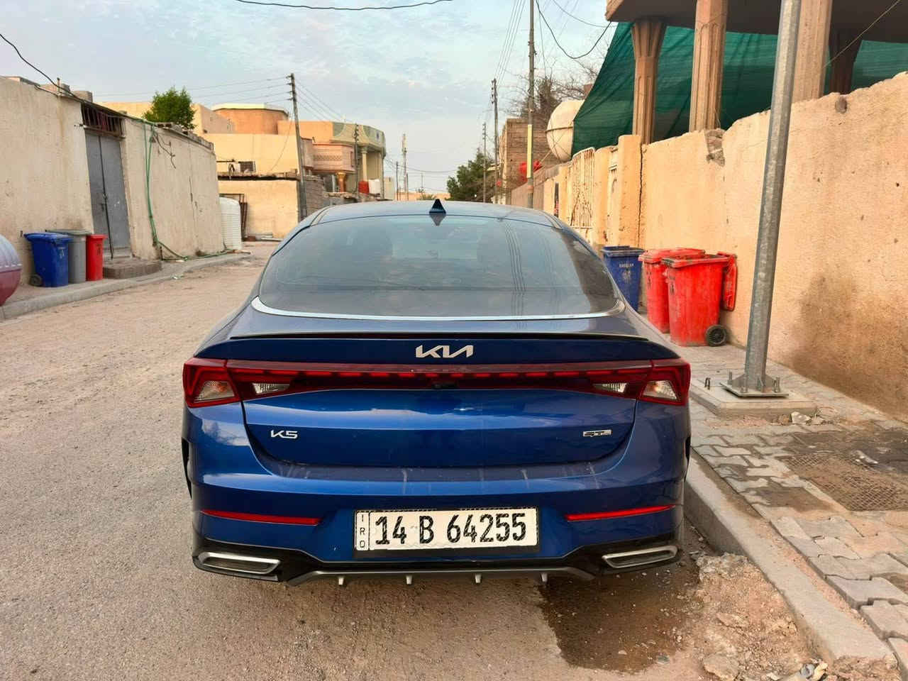 كيا كي فايف K5 موديل 24 وارد امريكي ضربتها واضحه بالصوره مال امريكا وهنا صار بيها دحكه قليله نفس المكان مال ضربة امريكا مكينه كاسره بستم يعني گايمه السياره جي تي لاين تيربو فول ما عدا الفتحه رقم بصره بأسمي تحويل ثاني يوم السعر 145 وبيها مجال مو شراي لا تتصل ولا تراسل هاي تفاصيل كامله كدامك مكانها بصره سفوان *********** البصرة, العراق
