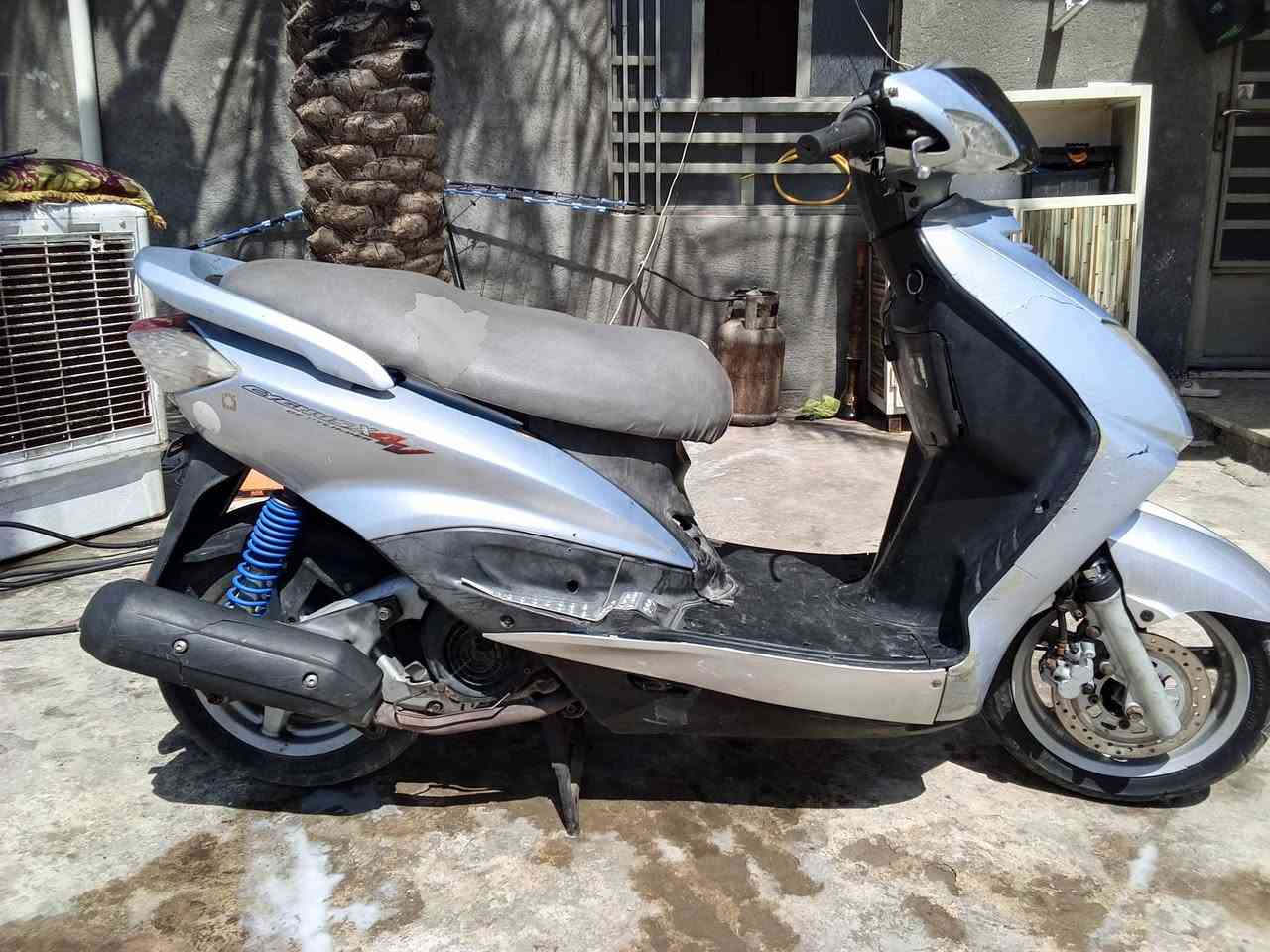 السلام عليكم دراجه سكني نثيه الدراجه نظيفه  العنوان الشعله اسلاميات  السعر 350 بيه مجال رقم الهاتف ***********
