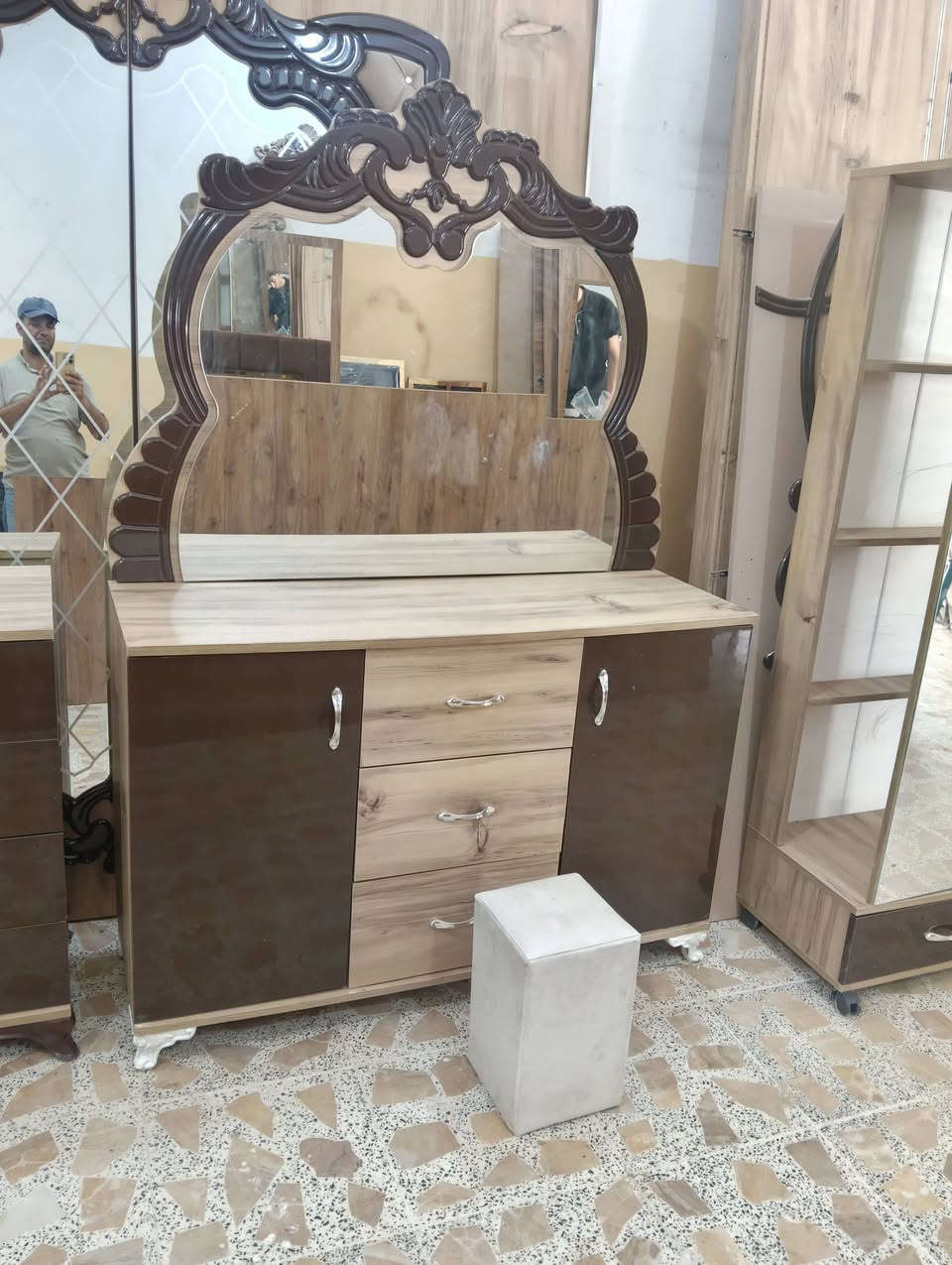 غرفة ترکية نضيفه كلش 8 قطع صبغ حراري اصلي وبرقي جوي حديد وجام ليزري ولون مميز وخشب ثقيل السعر 550 وبيه مجال بسيط اتصال علا الرقم/***********//***********// مكان فلوجه
