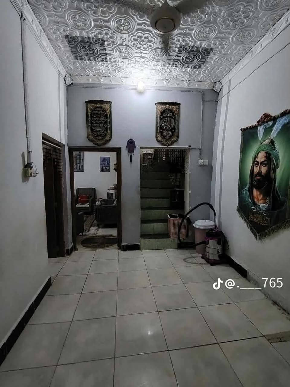 *بيت للبيع - خلف مدرسة الحليمة*

📍 *الموقع المميز:
خلف مدرسة الحليمة مباشرة - قريب على شارع الاطباء - قرب مستوصف الزهراء
موقع كلش حلو وهادئ وخدمات كاملة

📐 *المساحة: 100 متر مربع - طابقين

🏠 *التفاصيل:
*الطابق الأول:

- طارمة
- صحيات خارجية
- مطبخ
- هول + استقبال

*الطابق الثاني:
- غرفتين نوم
- هول
- سطح شتايكر

🔨 *نوع البناء: طابوق - رباطات - السقف عكادة

💰 *السعر:* 81 مليون وبي مجال بسيط للشراي

📞 للاستفسار:
واتساب: ***********
اتصال: ***********

نص مكتوب في الصور:
- @.___765
- J@.___765
- @.__765
- @.____765