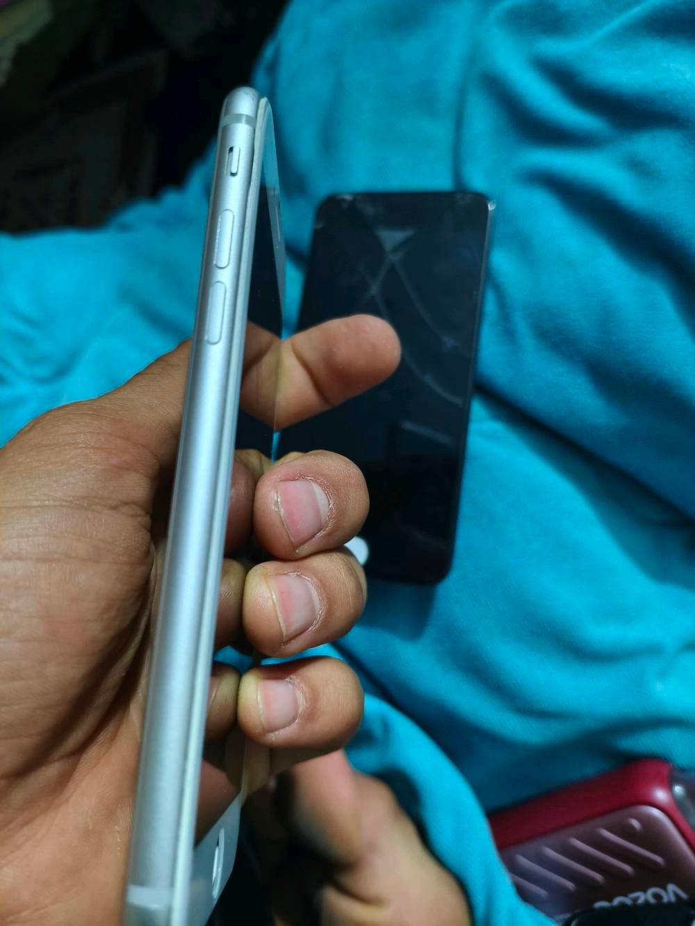 ايفون 8 ذاكرته 64 مابي ايكلود يحتاجله بس بطاريه ويفيد قطع غيار  هوه جان شغال بس بطاريه يحتاجله  بس اني اعتبره فحم رايده ب 20 رقمي ***********
