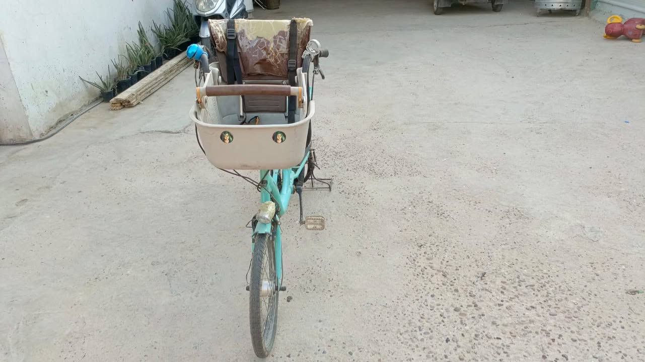 السلام عليكم باسكل تكسي لون بحري موديل 2020نضافته 90/100الباسكل مختلف كير 6نمره قطعة مميزه بس سيبايته شويه بيه شخوط والتاير والجوب يرادلهن تبديل واني انطيكياهن سعر 180وبي مجال واذا تريد ويا كرسي وحضانه ب225الف الاستفسار*********** ملاحضه الباسكل فقط قطعتين بلعراق يعني مميز
