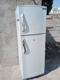 ثلاجه • فريزر يشتغل • نظيفه