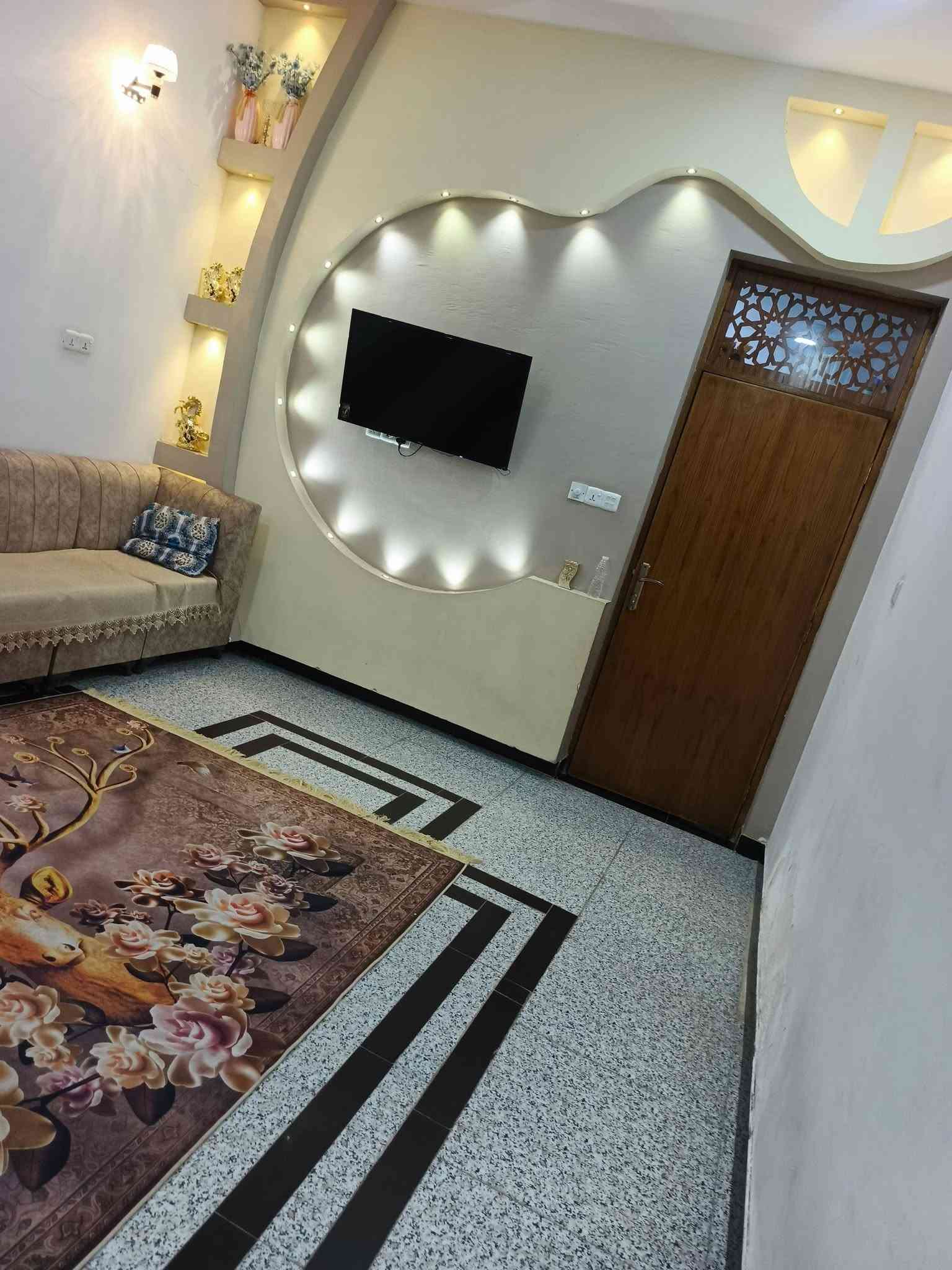 ياالله
سلام عليكم 
البيت البيع طابو صرف
مساحه((150)) متر بناء حديث
البيت طابقين 
يحتوي طابق أول 
استقبال وصاله ومطبخ وغرفة نوم
صحيات داخليه وصحيات خارجيه
طابق ثاني يحتوي على
ثلاث غرف نوم معه صحيات وصاله 
حي لحسين خلف مدينه ترفيهيه 
استفسار اتصل ((***********)) ((***********)) 
اخوكم أبو عراق الحلفي....
