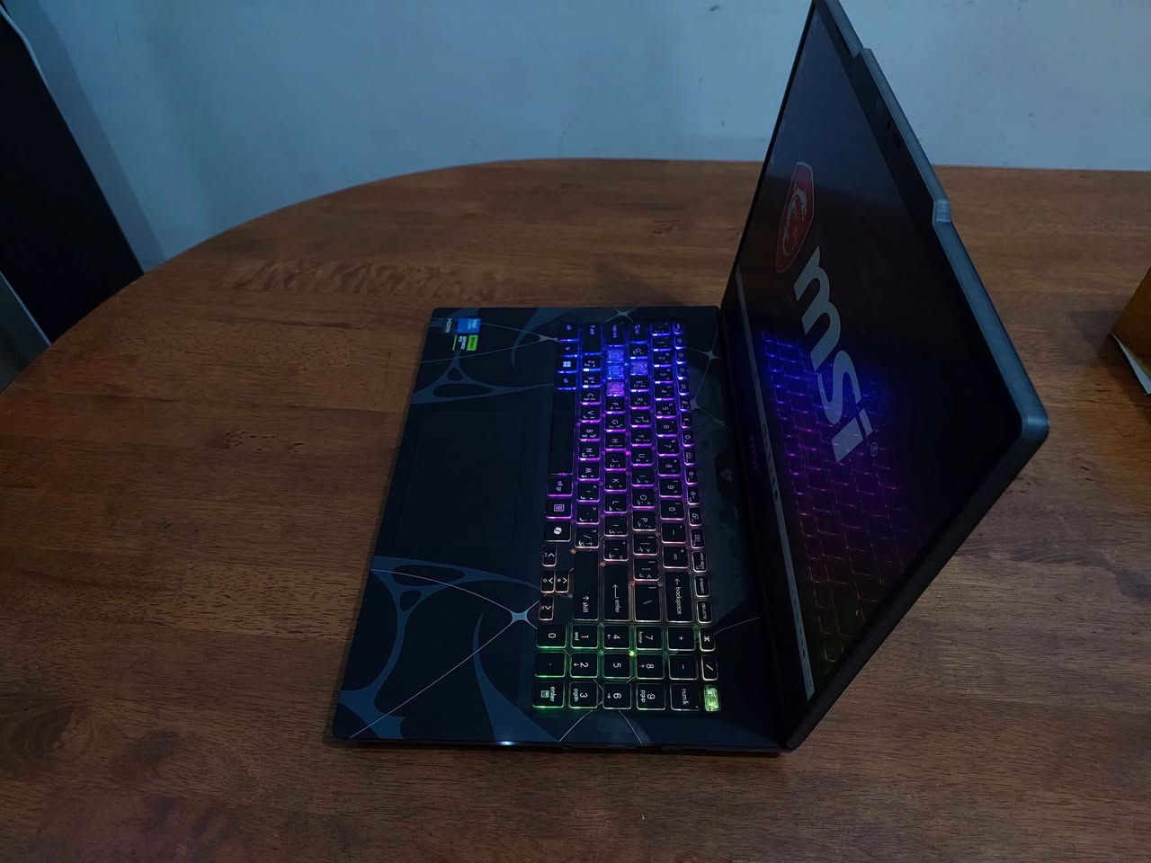 السلام عليكم ..........اللابتوب جديد بالكارتون ماركة MSI ...........معالج كور اي 7 جيل  13 فئة معالج H.......كرت شاشة خارجي RTX5050 حجم 8 كيكا منفصل...........    ورام نوع DDR5  حجم 16......  وشاشة حجم 15.6 144 فريم ...ب 900$...للاستفسار الاتصال     *********** (واتس)
