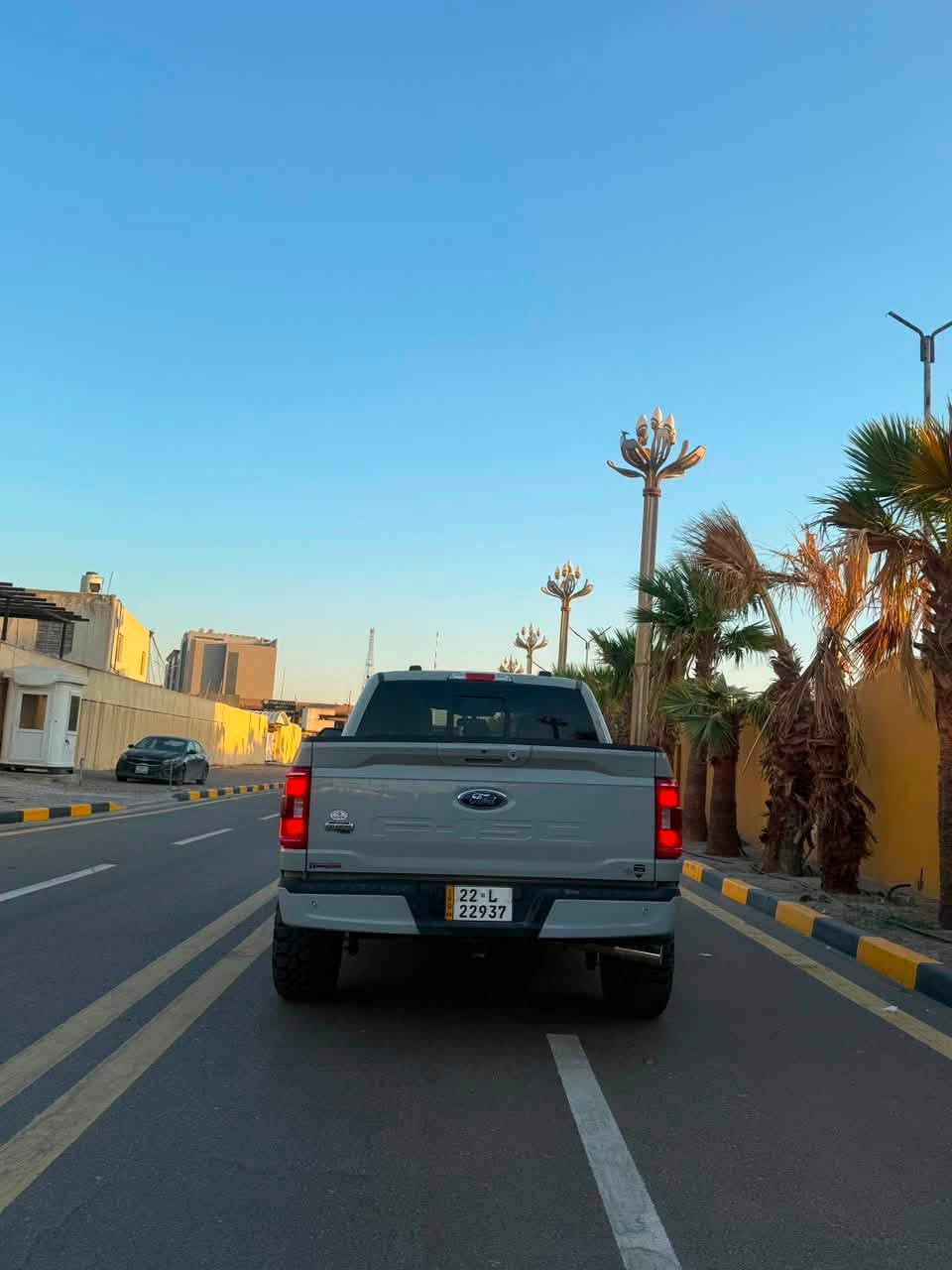 السلام عليكم 
فورد F-150 2023 للبيع 
اللون سموك المميز السياره فئة الـ 75 عام مواصفاتها معروفه فول عدى البنوراما محرك 5.0 كير طرح 10 نمر باب طويل بدي قصير ارغب شي بيها السياره من امريكا ماشيه 24 الف وهسه ماشيه 33 الف كلش قليل ماشيه بالعراق وكلش جديده السياره نضيفه ومعتني بيها لا شخوط لا رصعات 
حادث السياره بابتين فقط صبغ الباقي كفاله لا شواصي لا لغود كير محرك كفاله السياره مبرمجة يم كراج 4Brother طلال سيفتي واداء عليها تايرات ووياله اصليات بـ 15 ورقه السياره بدون نقص  رايدها بـ 290 ورقه وبيها مجال للطيبين
***********
