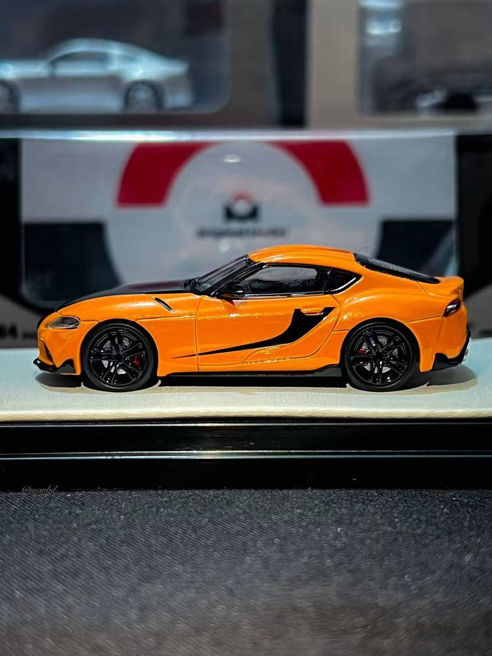 سلام عليكم متوفر
نوع السيارة: تويوتا سوبرا (Toyota GR Supra A90) بتصميم مستوحى من التيم الأسطوري لسلسلة أفلام Fast & Furious (ألوان البرتقالي الجريء والأسود الخاطف للأنظار). 

​القياس (Scale): 1/64 المصغرة بدقة احترافية.

​مستوى الدقة: تفاصيل دقيقة جداً تشمل التصميم الخارجي والخطوط العريضة بدقة مذهلة، ومثبتة على قاعدة عرض فاخرة مع غطاء أكريليك لحمايتها.
​الشركة المصنعة: Original Model. 
​النادرة والإصدار: إصدار عالمي محدود جداً يقتصر على 999 قطعة فقط حول العالم، والقطعة التي بين أيدينا تحمل الرقم المميز 176 من أصل 999! قطعة بل عالم
متوفر توصيل لكل لمحافظات 
للحجز ولستفسار وتساب فقط 
*********** سعر 40 شامل لتوصيل

نص مكتوب في الصور:
- @mcwbd