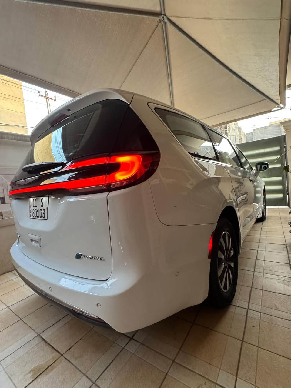🚘 للبيع Chrysler Pacifica Hybrid موديل 2022 فول مواصفات
• الموديل: 2022
 • المحرك: هايبرد (بنزين + كهرباء) V6 سعة 3.6 لتر + محركين كهربائية
 • القوة: 260 حصان
 • ناقل حركة: أوتوماتيك (e-CVT)
 • الدفع: أمامي FWD
 • الممشى: 94 كم فقط (جديدة كلش)
 • اللون: أبيض لؤلؤي

✅ المواصفات:
 • داخلية جلد فخم بلون أنيق
 • مقاعد كهربائية مع تبريد وتدفئة
 • نظام ترفيه خلفي مع شاشات
 • شاشة وسطية لمس + نظام ملاحة
 • كاميرات محيطية 360°
 • مثبت سرعة ذكي + تحذير مغادرة المسار + رادار مانع تصادم
 • تشغيل بصمة + دخول ذكي
 • USB + بلوتوث + Apple CarPlay / Android Auto
 • إضاءات LED أمامية وخلفية
 • رنجات كروم أصلية

⸻

📌 السيارة فول مواصفات وكالة، ماشية 94 كم فقط، صافية وما ناقصها شي.
📌 هايبرد اقتصادية (بنزين + كهرباء)، تمشي كهرباء بحدود 50 كم والمجموع يوصل أكثر من 500 كم
ملاحضة السيارة وارد امريكي بدون ايرباك بيها جاملغ خلفي فقط صبغ مكاني الدورة *********** السعر 245 وبية مجال
